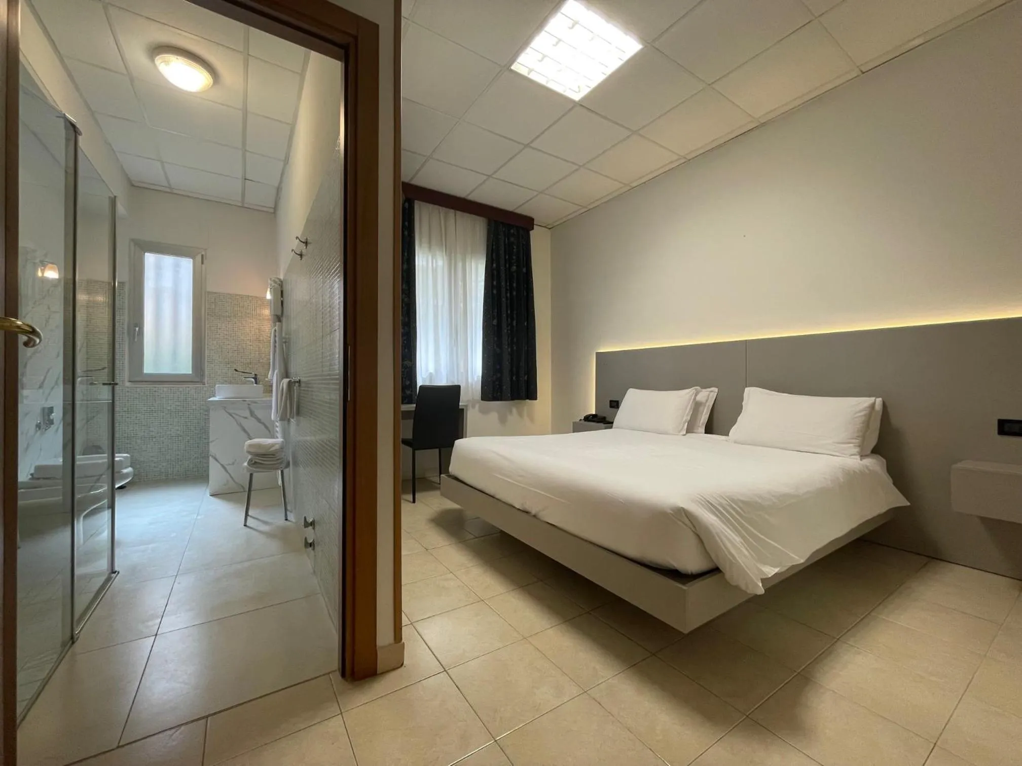 Shower, Bed in Hotel Leonardo