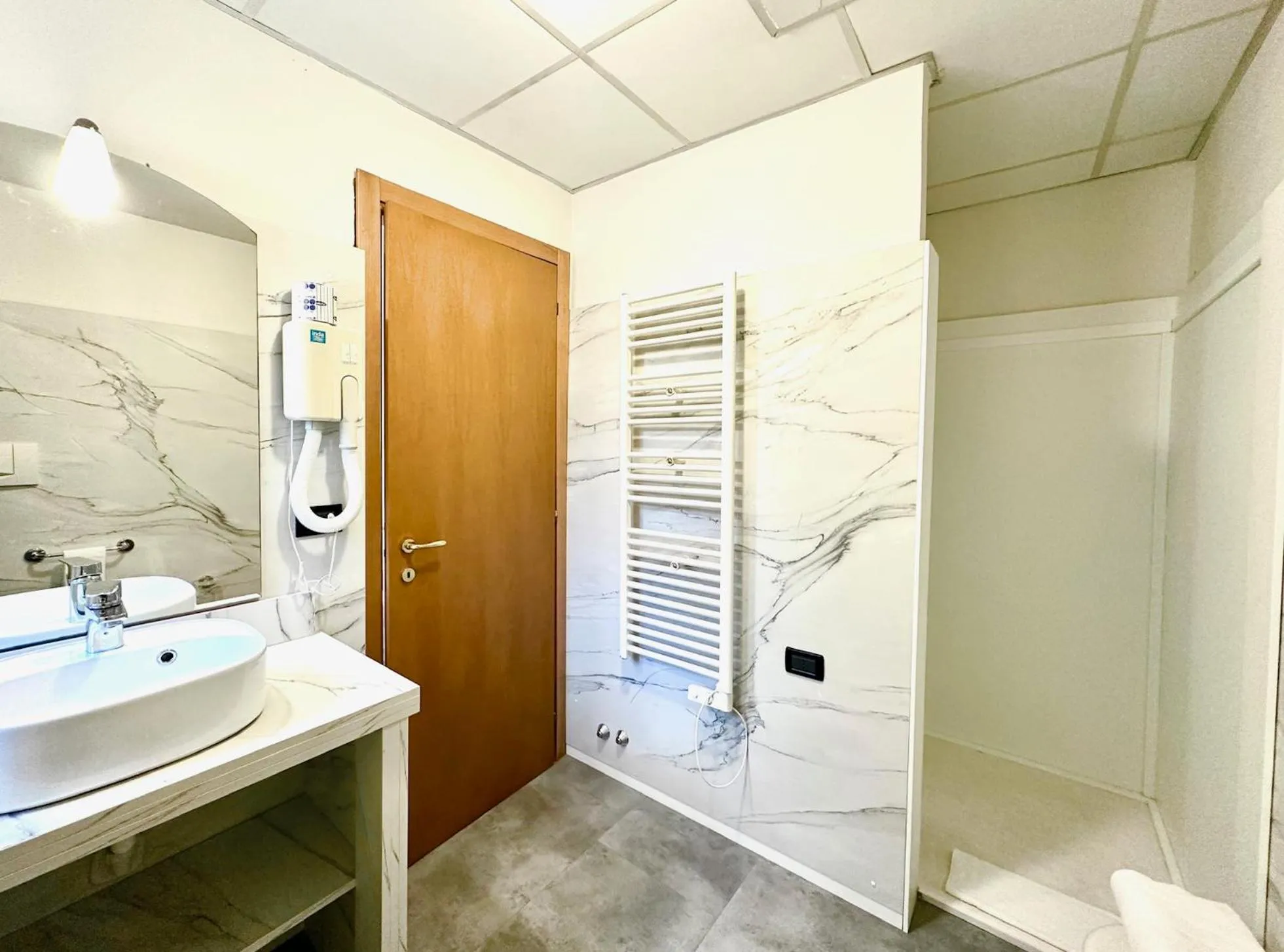 Shower in Hotel Leonardo