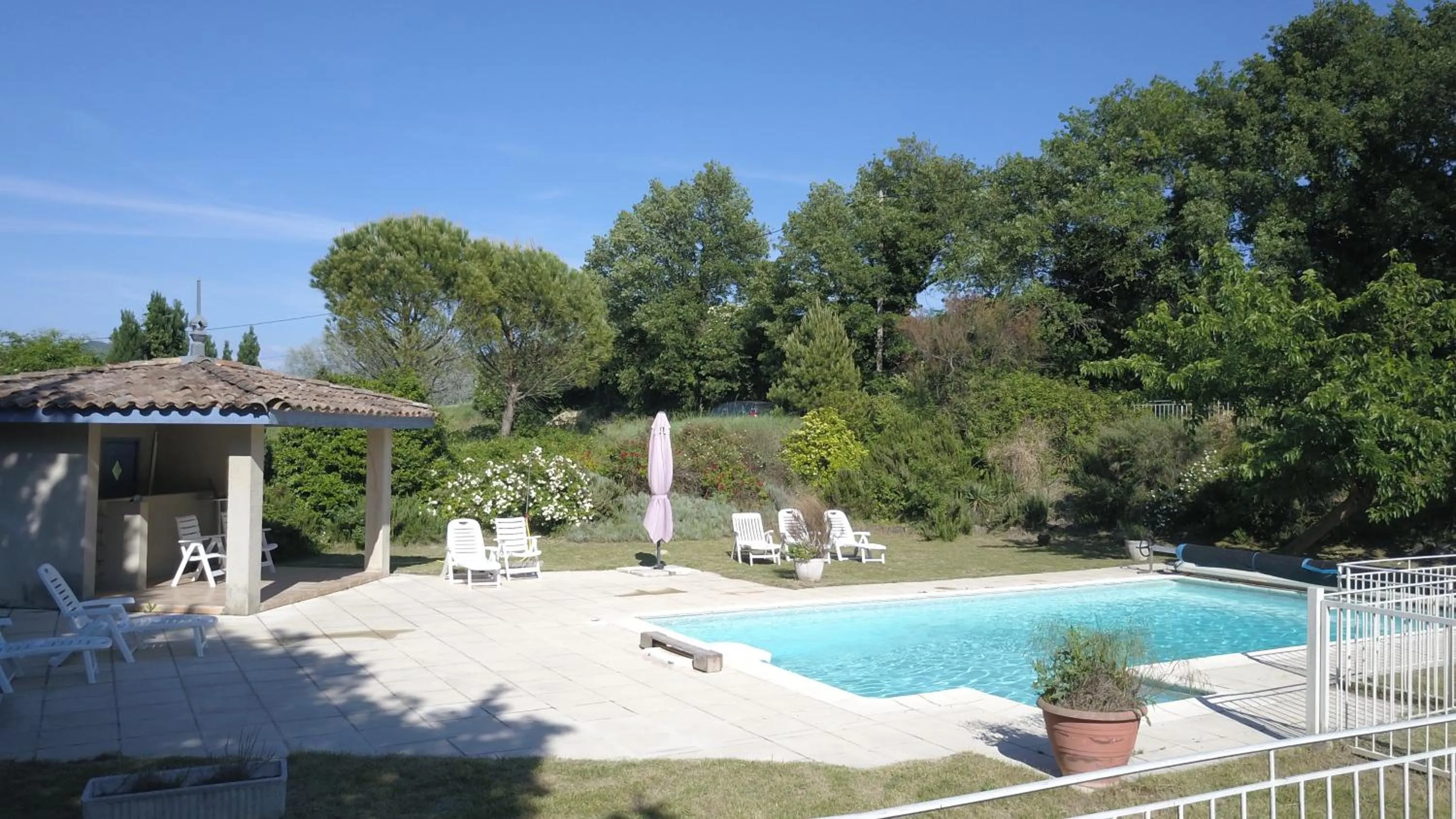 Swimming pool in Chambre d'hôtes LOU PATACLET