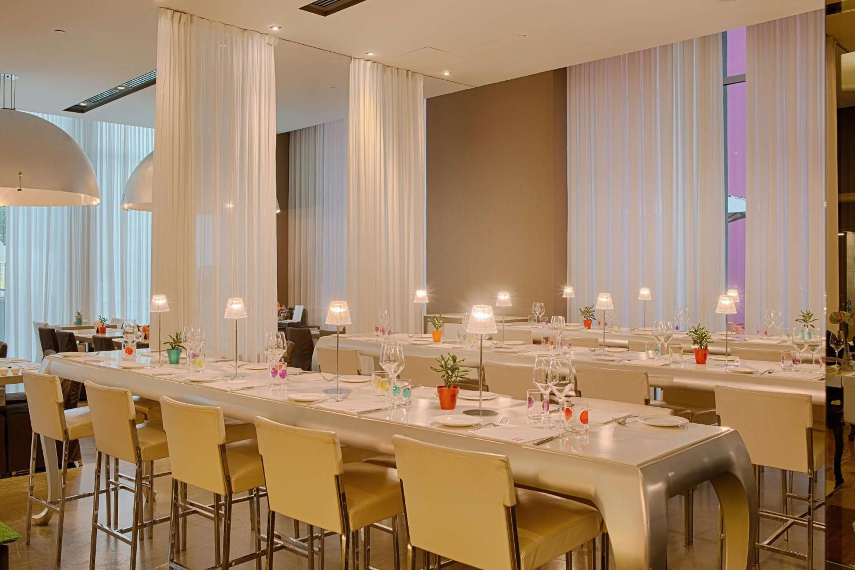 Restaurant/places to eat in Nhow Milan