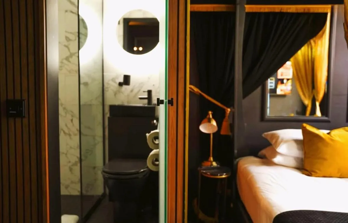Bathroom, Bed in Impossible Motel