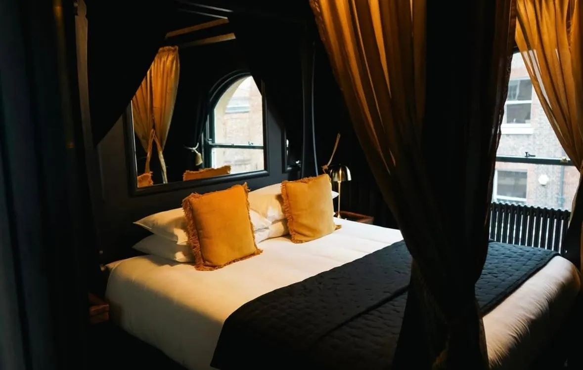 Bedroom, Bed in Impossible Motel