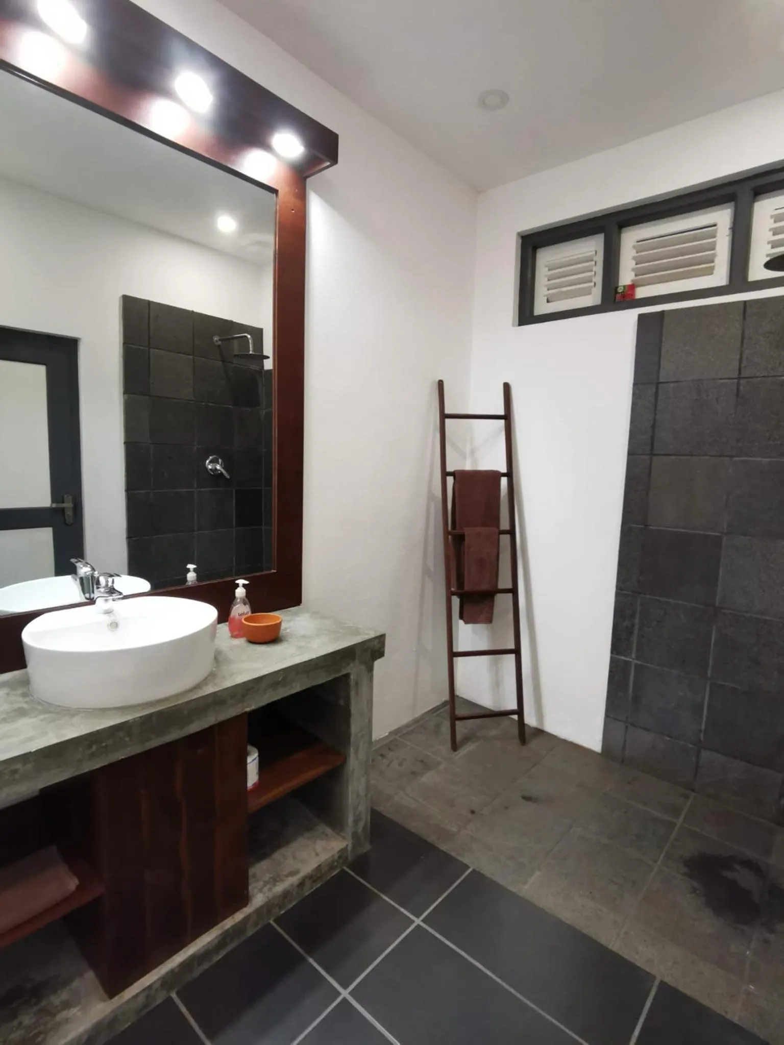 Shower in The Villa Green Inn