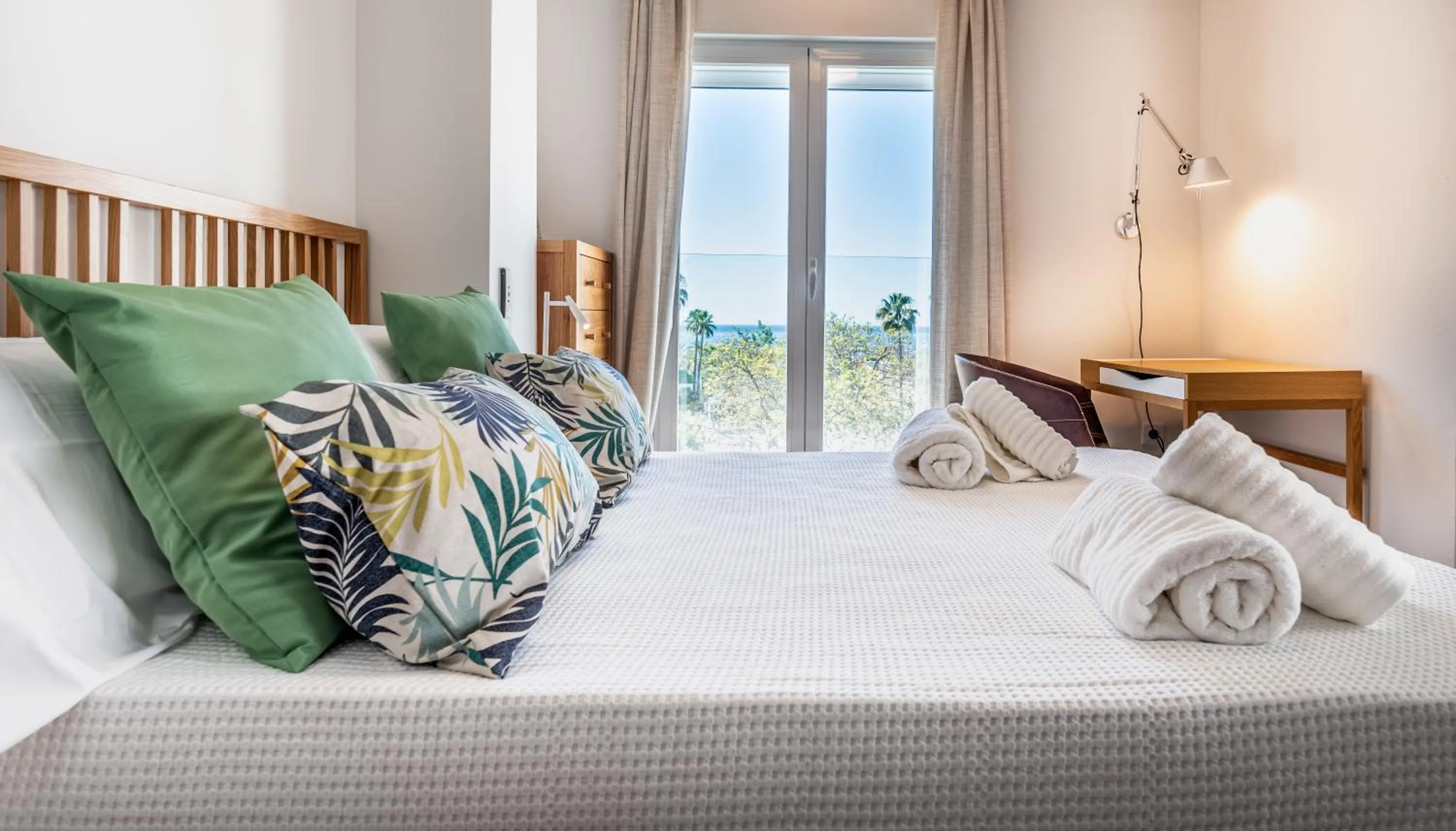 Bedroom, Bed in Apartamento en Milla Oro Marbella