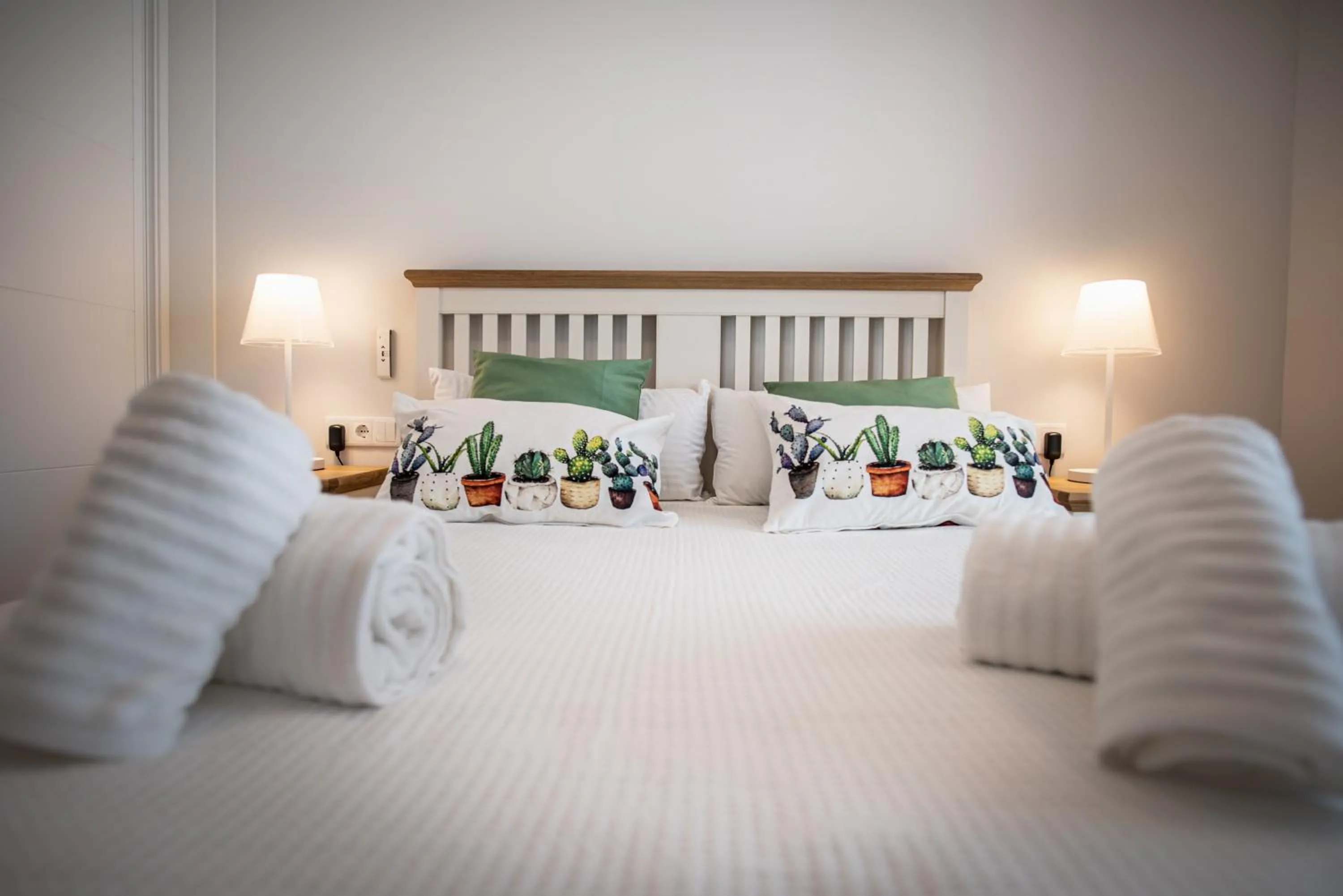 Bedroom, Bed in Apartamento en Milla Oro Marbella
