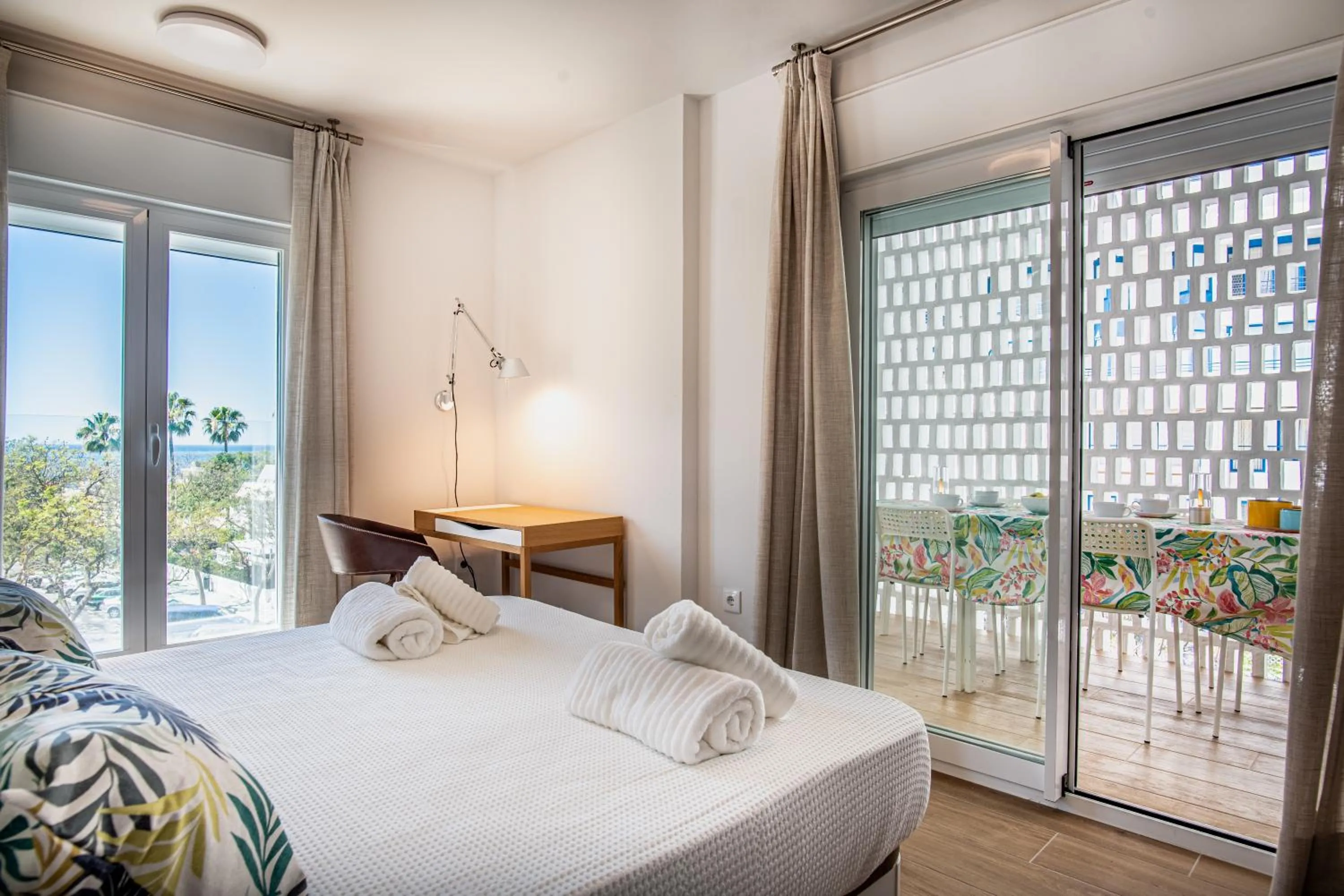 Bedroom, Bed in Apartamento en Milla Oro Marbella