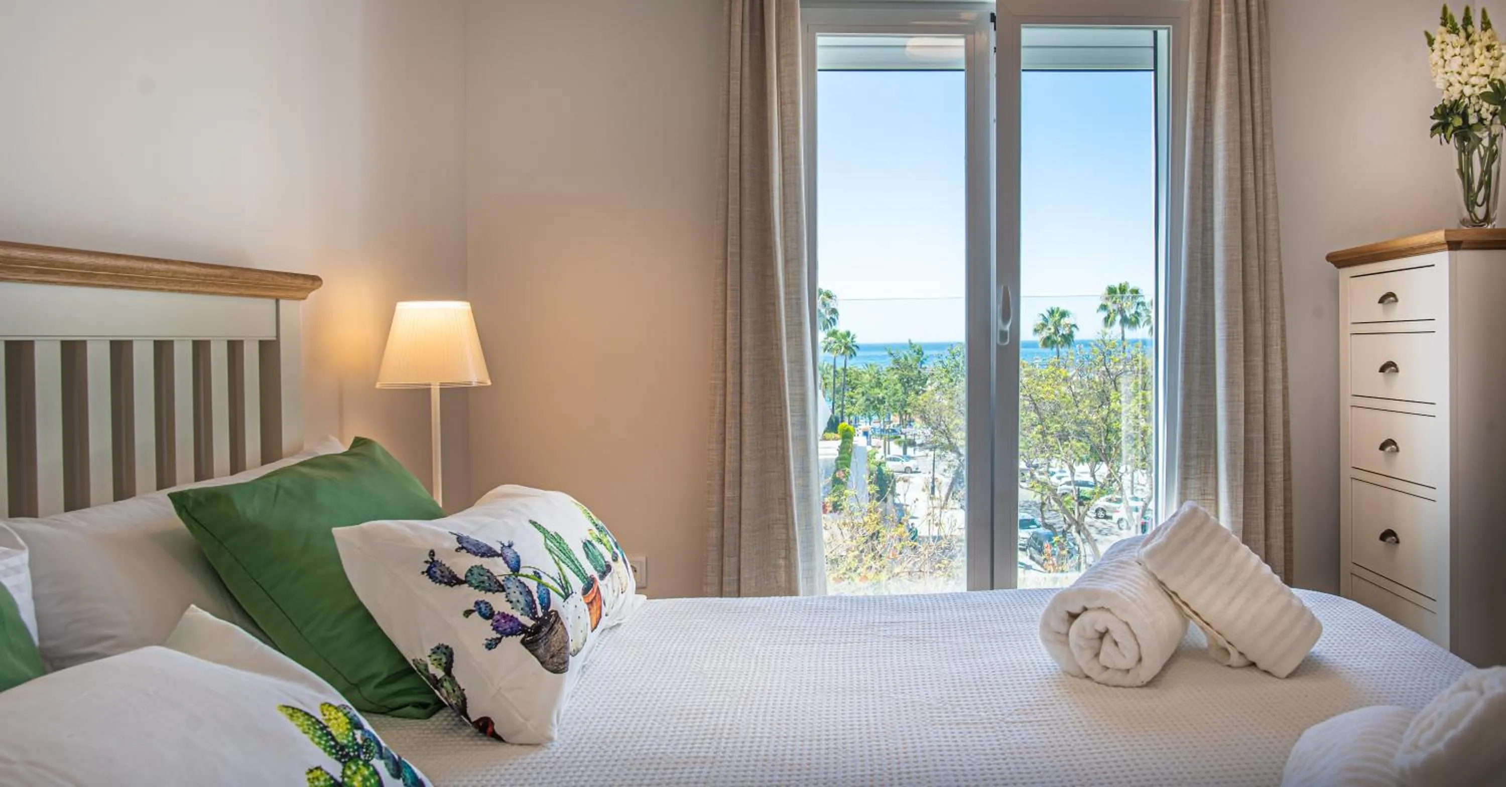 Bedroom, Bed in Apartamento en Milla Oro Marbella