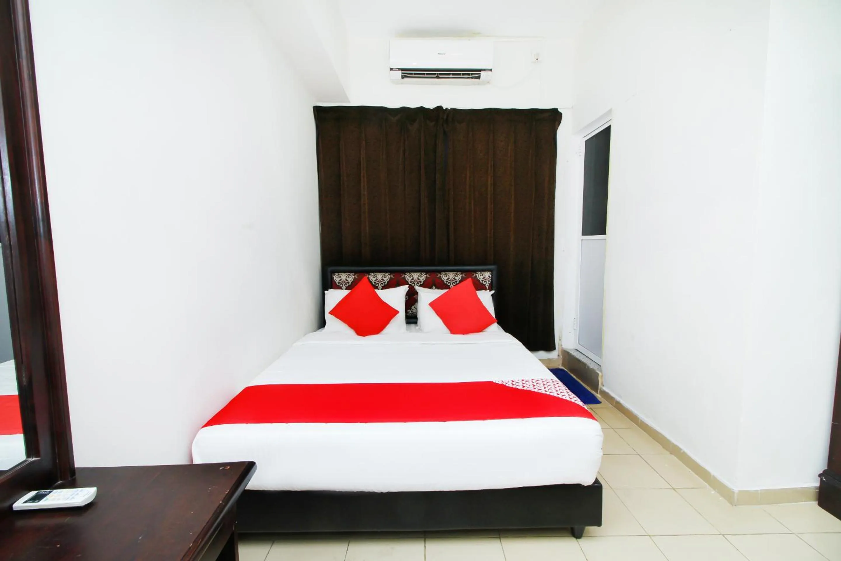 Bedroom, Bed in Green Palace Colombo