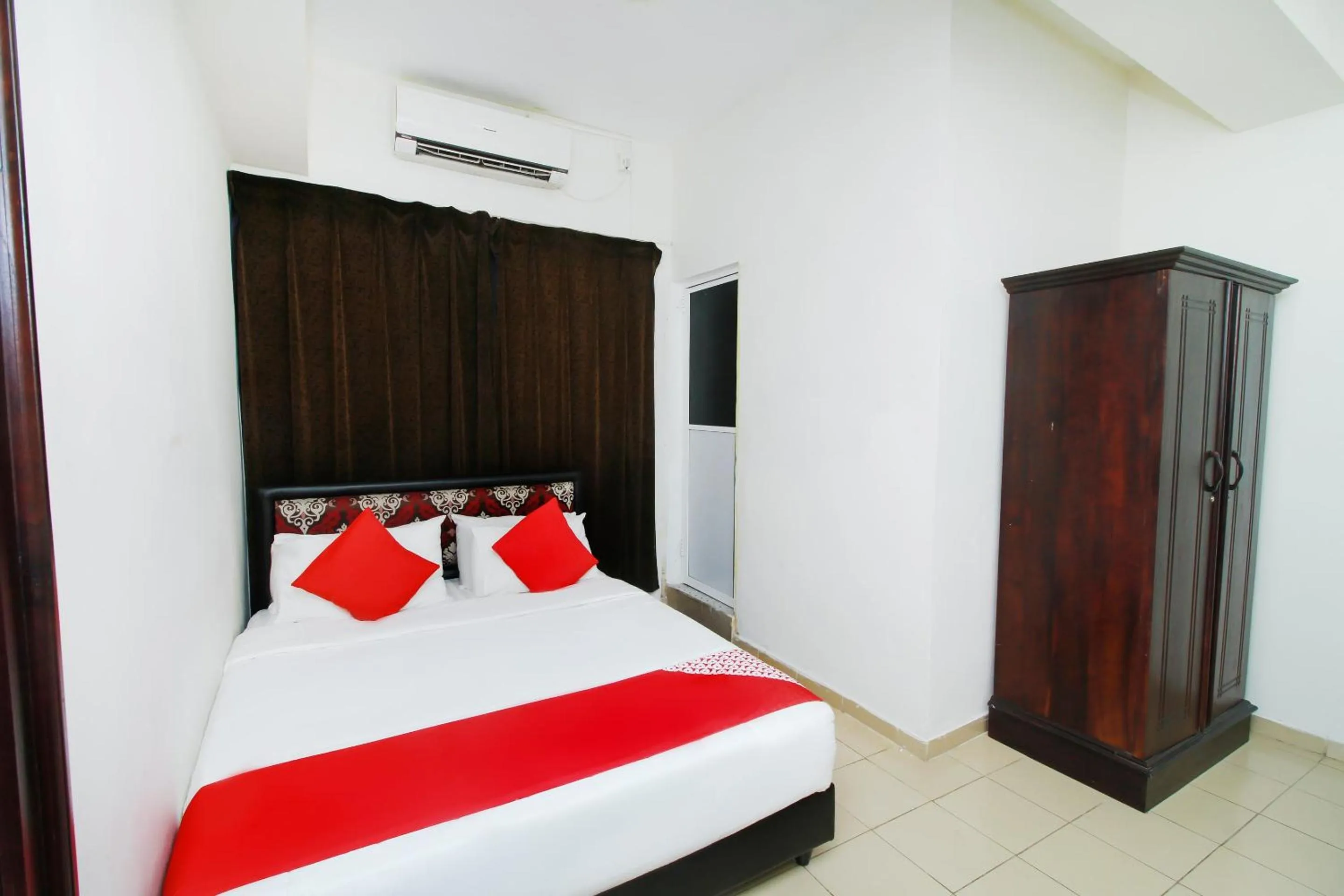 Bedroom, Bed in Green Palace Colombo