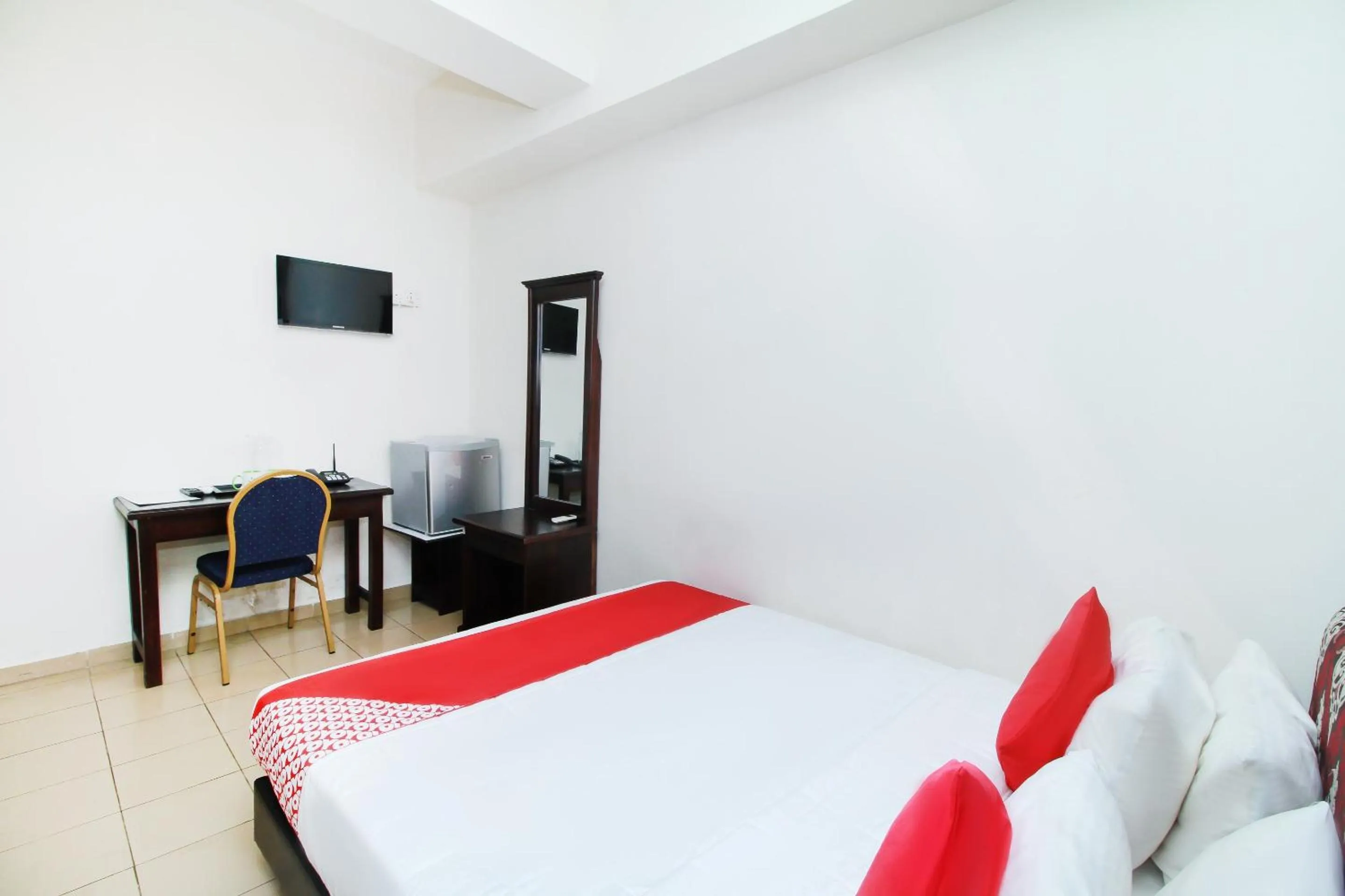 Bedroom, Bed in Green Palace Colombo