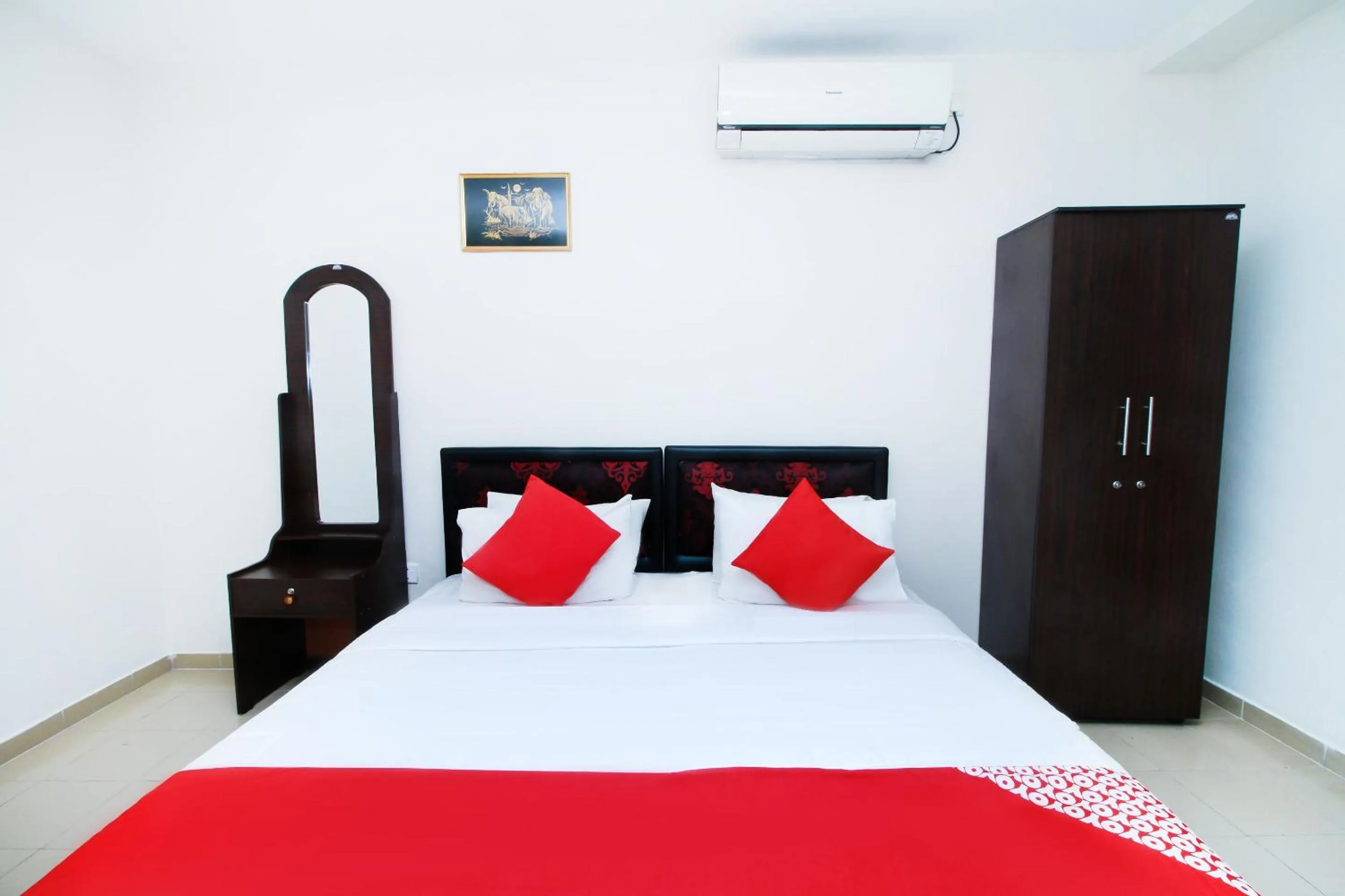 Bedroom, Bed in Green Palace Colombo