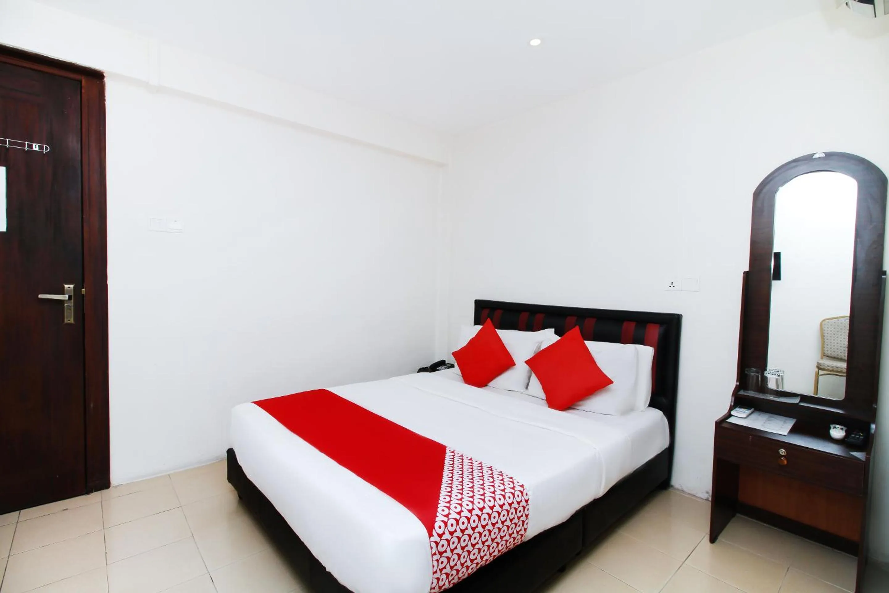 Bedroom, Bed in Green Palace Colombo