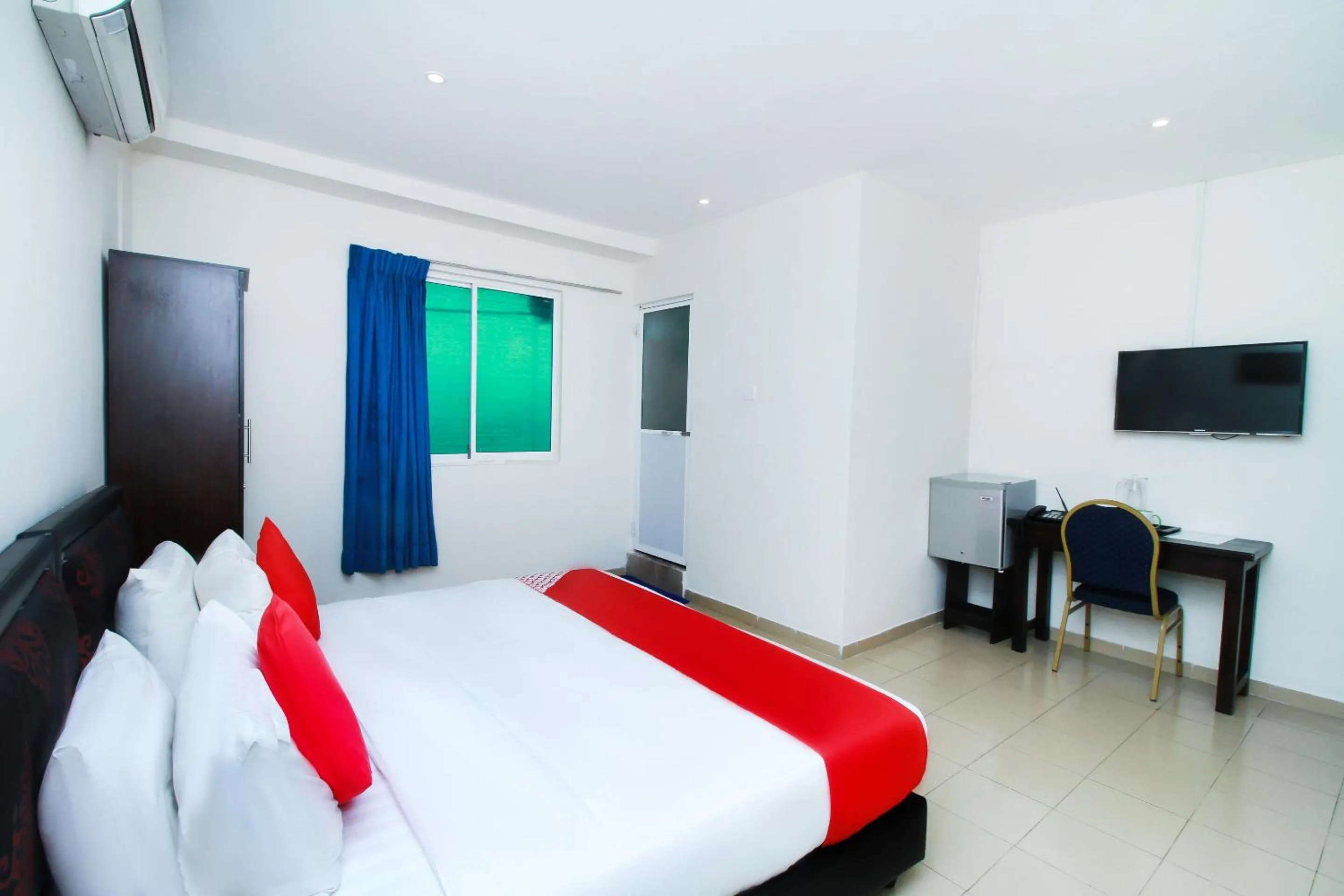 Bedroom, Bed in Green Palace Colombo