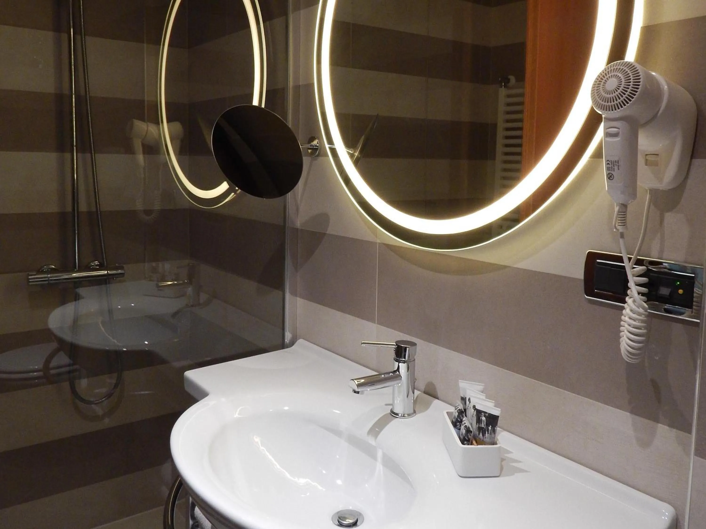 Bedroom in Mercure Leonardo da Vinci Rome Airport