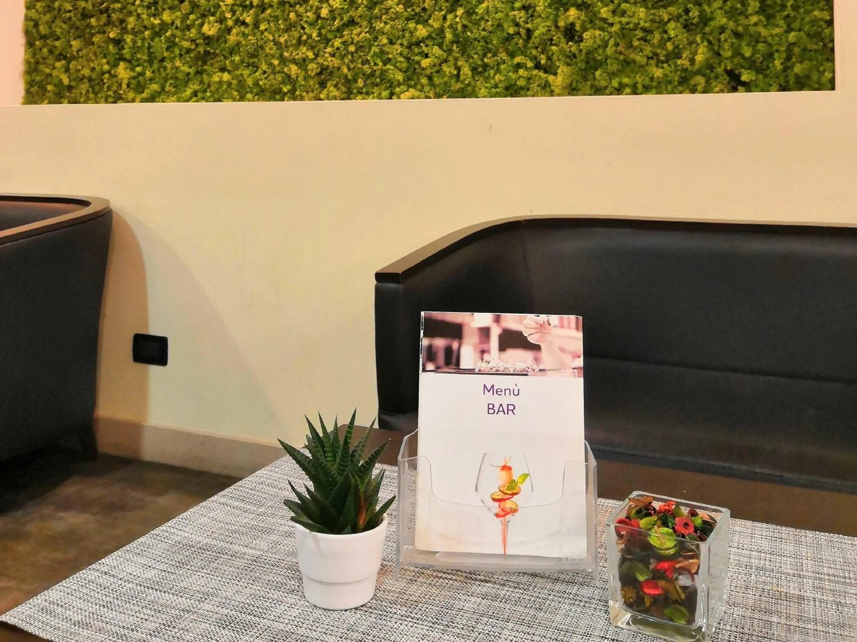 Lounge or bar in Mercure Leonardo da Vinci Rome Airport