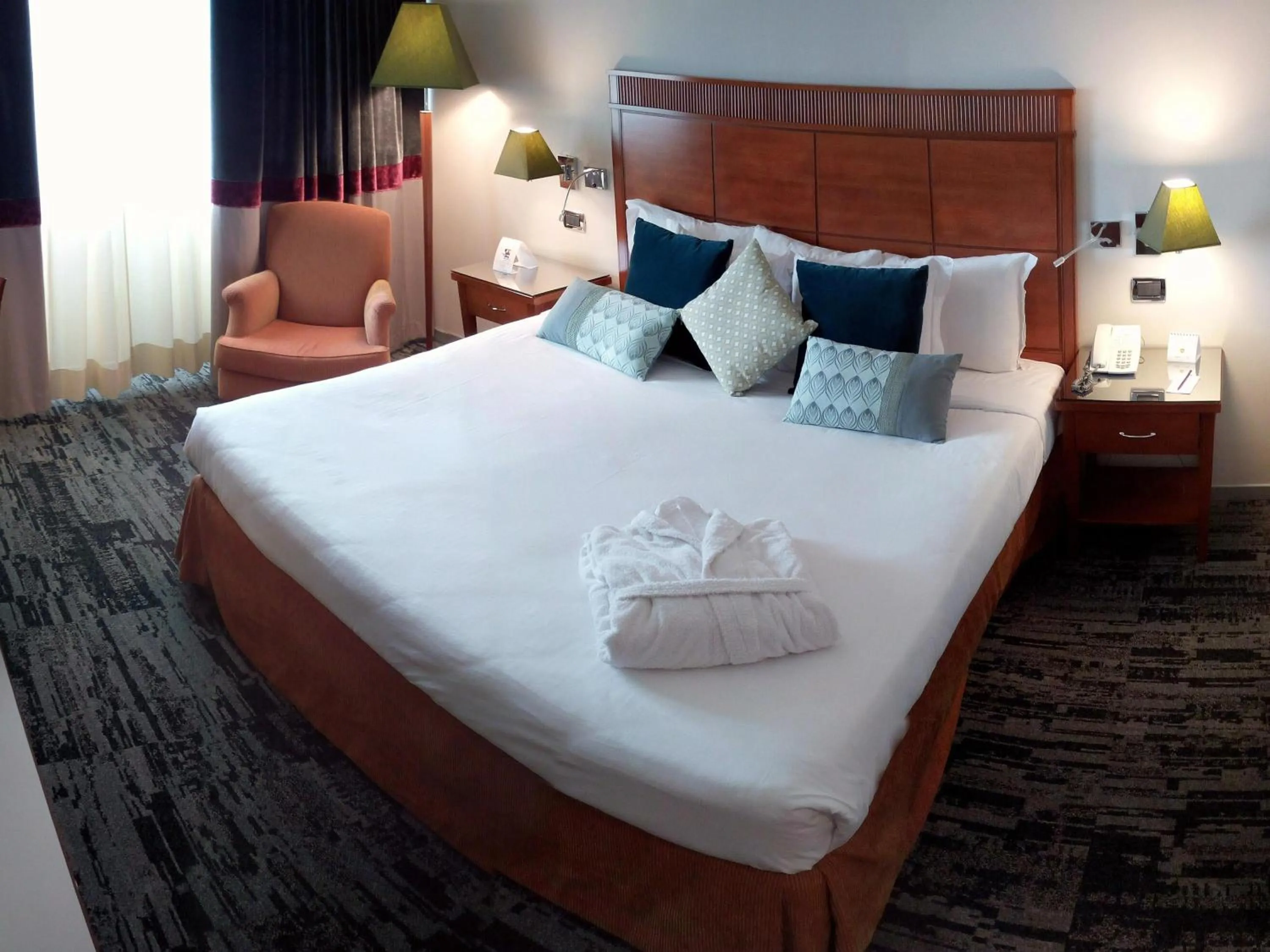 Bedroom, Bed in Mercure Leonardo da Vinci Rome Airport