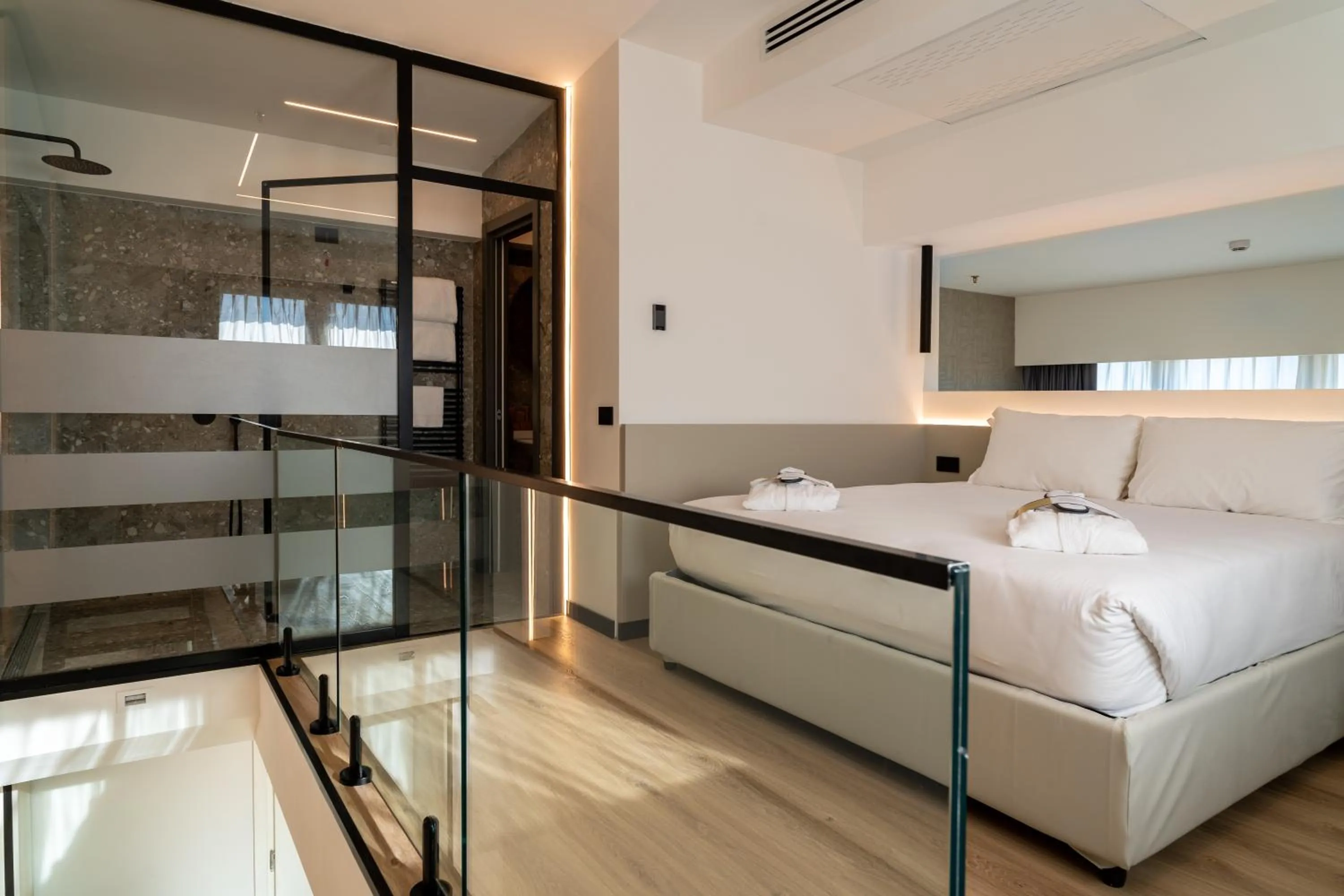 Shower, Bed in Mercure Leonardo da Vinci Rome Airport