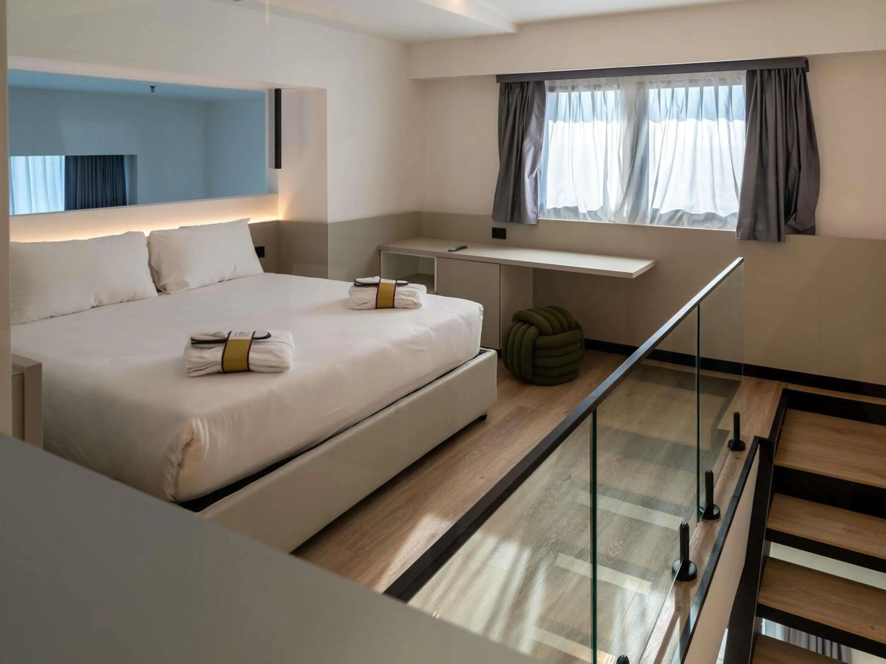 Property building, Bed in Mercure Leonardo da Vinci Rome Airport
