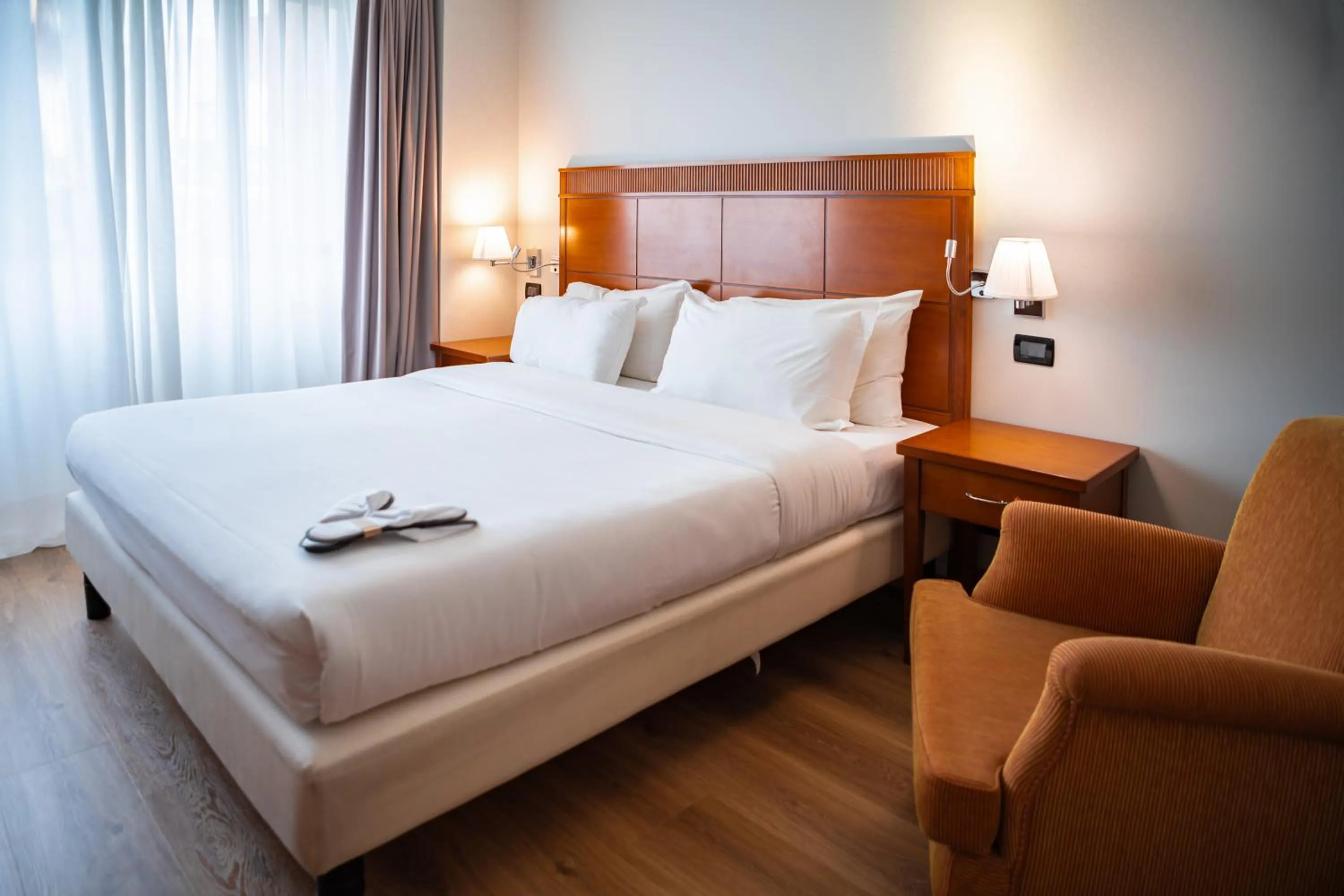 Bed in Mercure Leonardo da Vinci Rome Airport