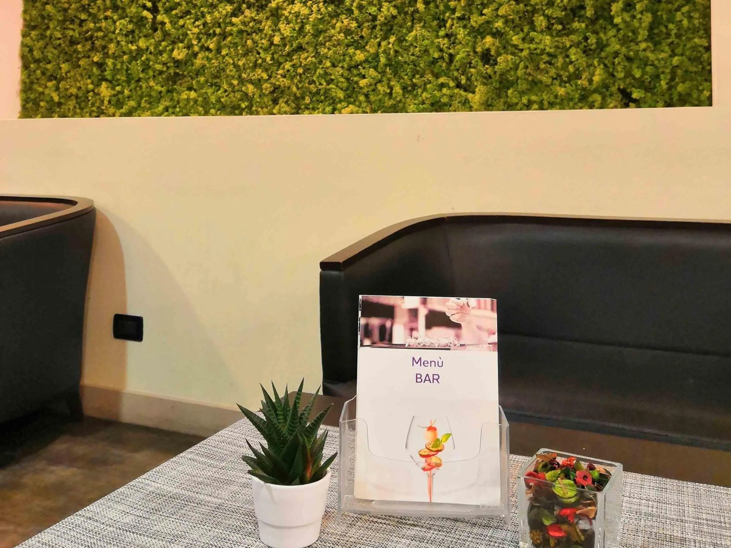 Lounge or bar in Mercure Leonardo da Vinci Rome Airport