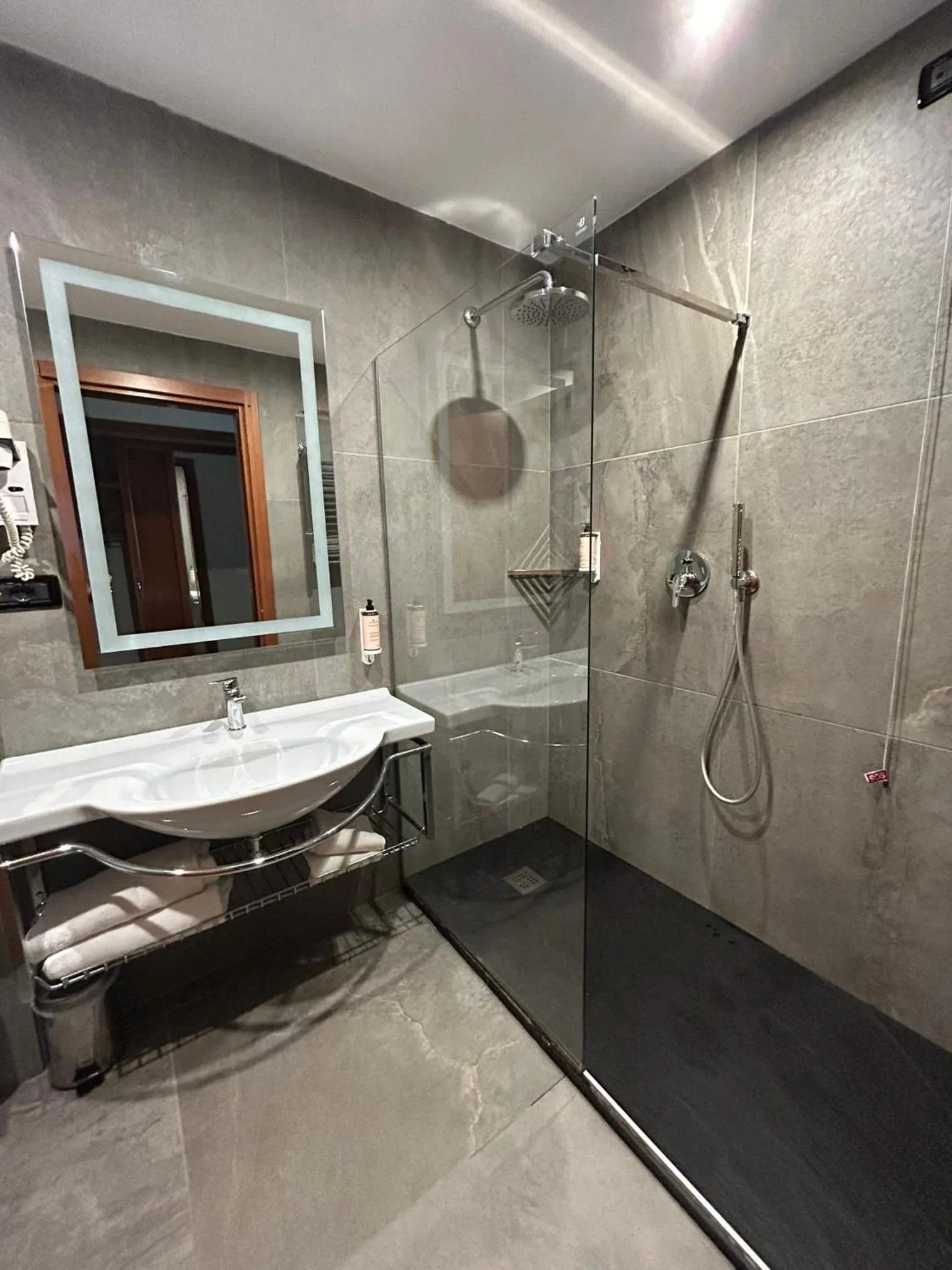 Shower in Mercure Leonardo da Vinci Rome Airport