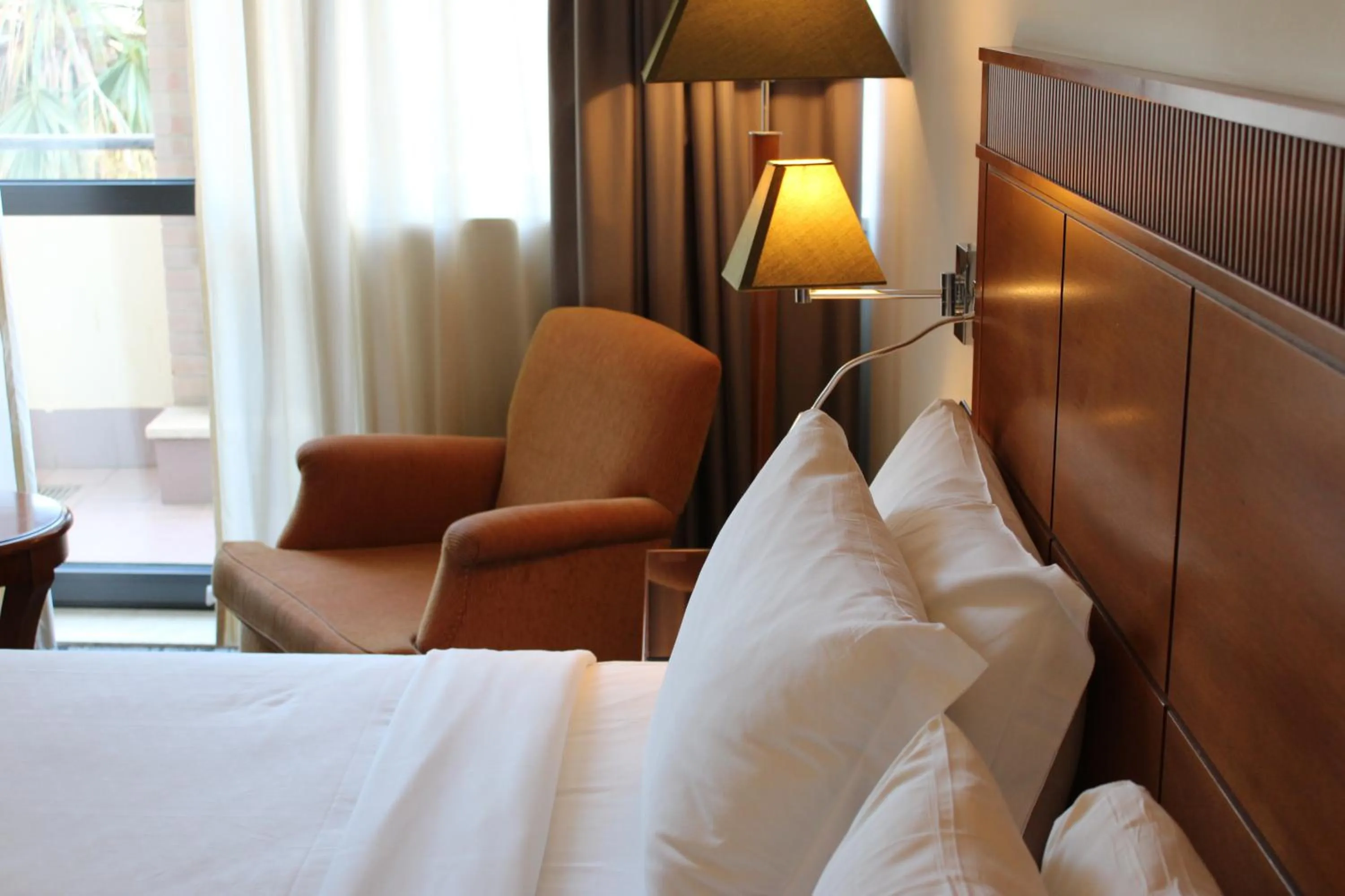 Bed in Mercure Leonardo da Vinci Rome Airport