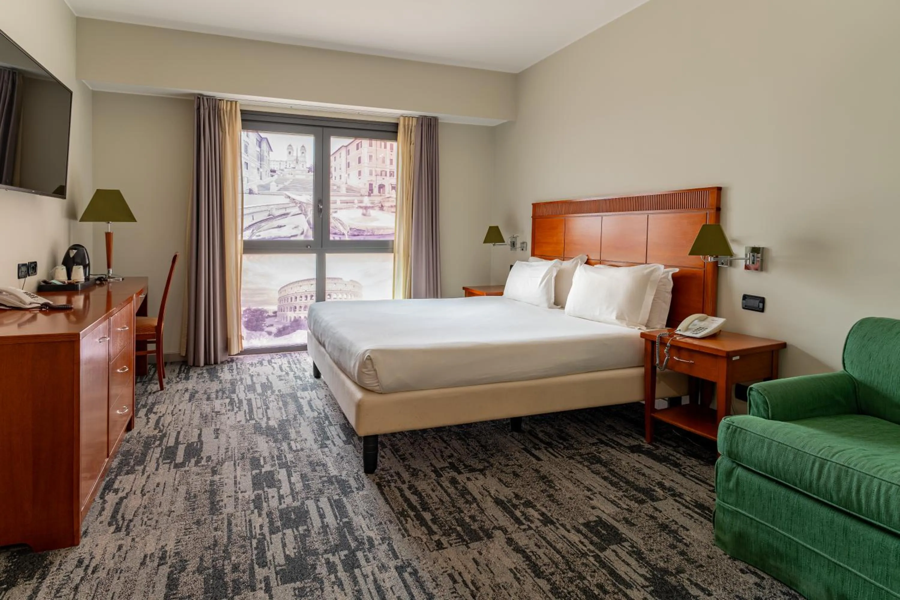 Bed in Mercure Leonardo da Vinci Rome Airport