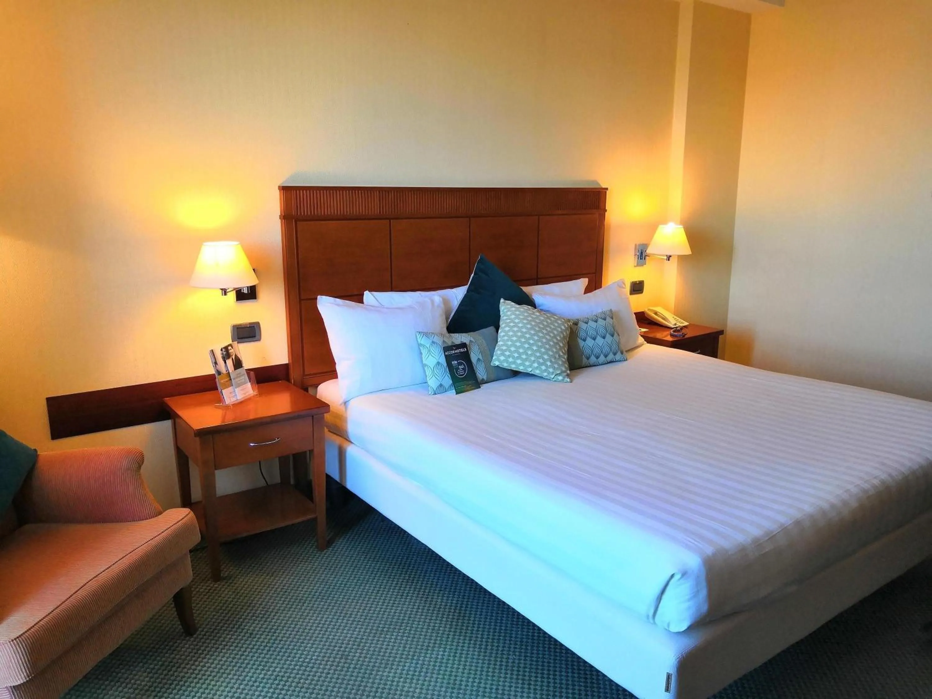 Bedroom, Bed in Mercure Leonardo da Vinci Rome Airport