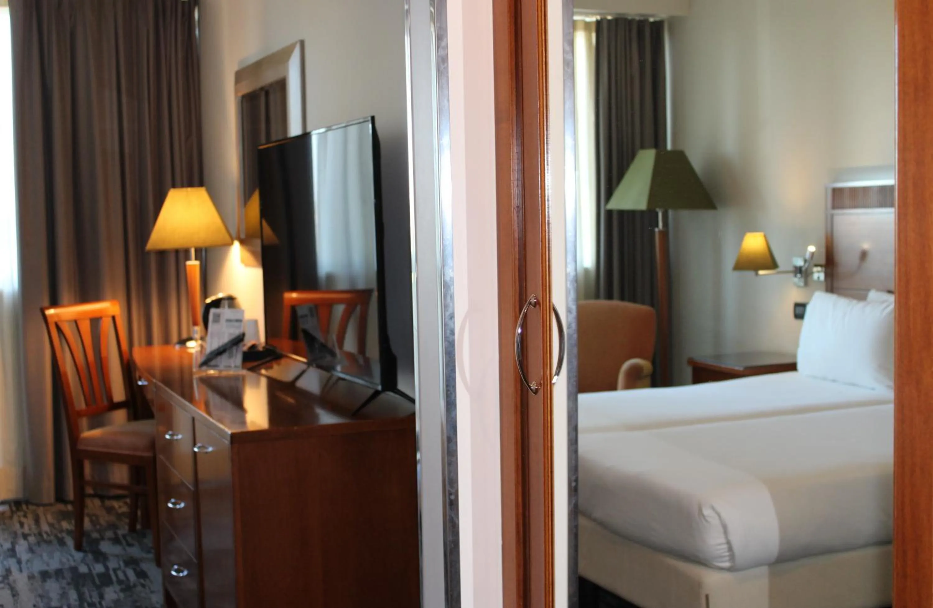 Bed in Mercure Leonardo da Vinci Rome Airport