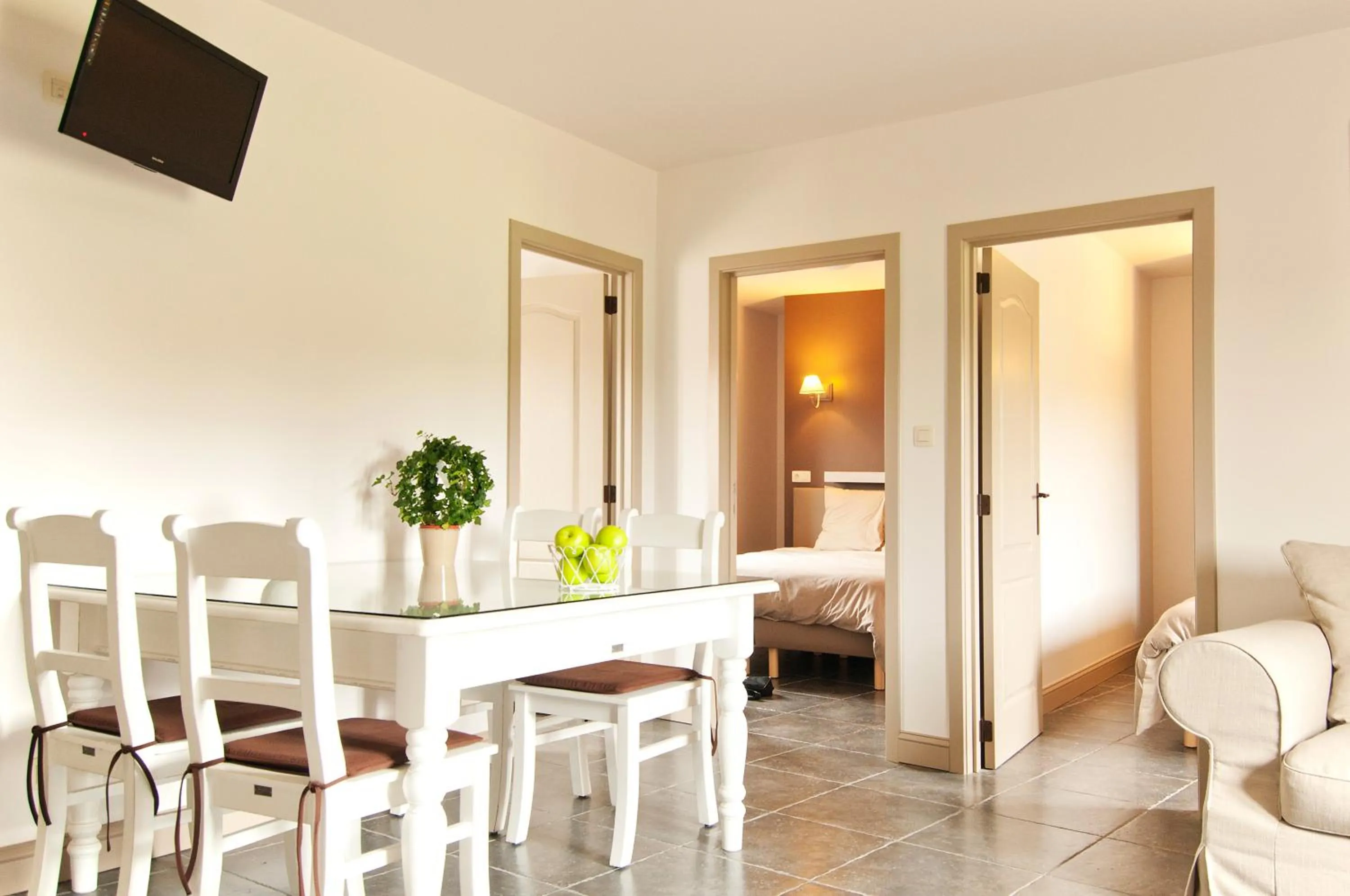 Dining area, Bed in B&B De Fruithoeve