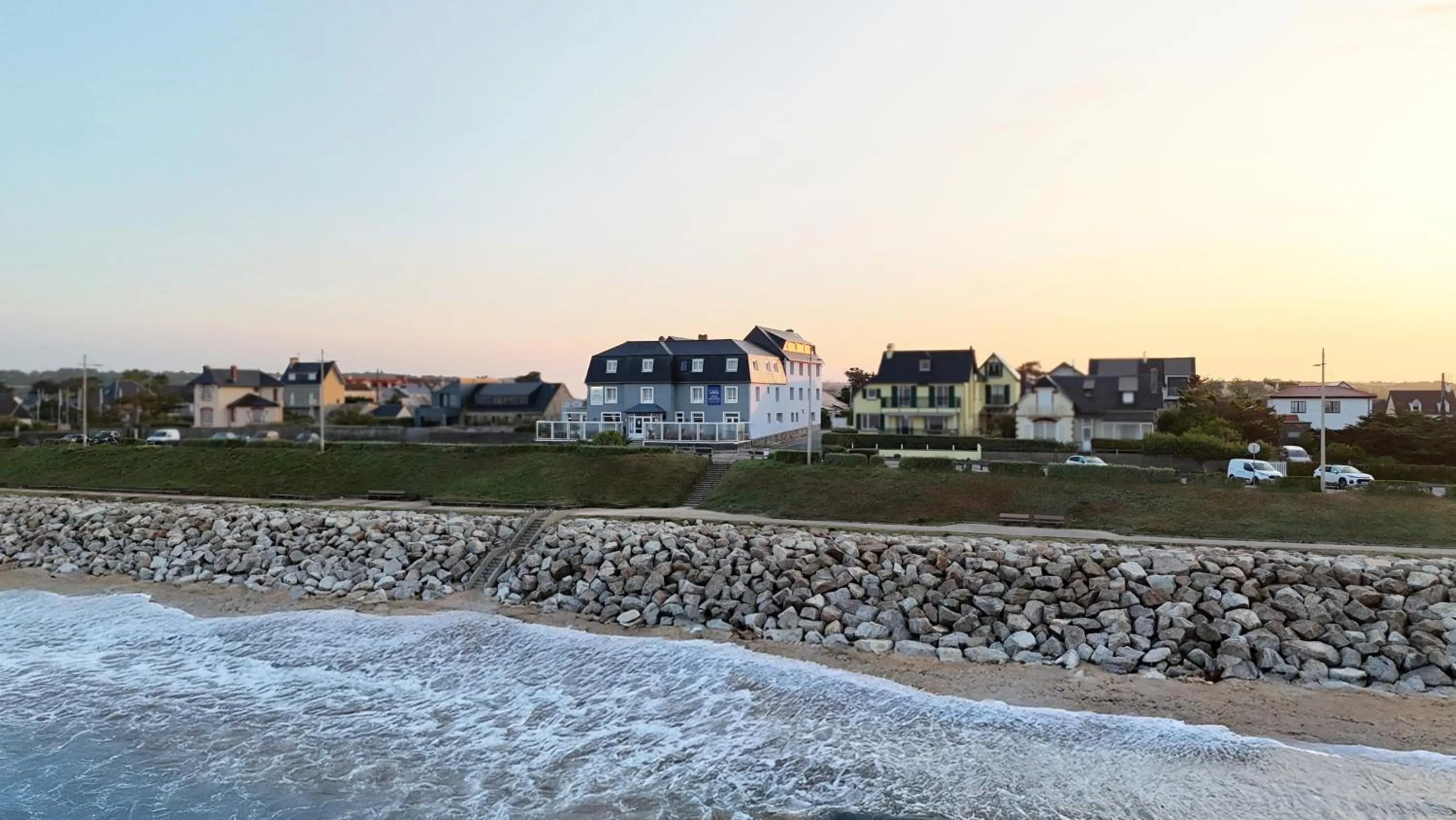 Property building in Hôtel des Isles