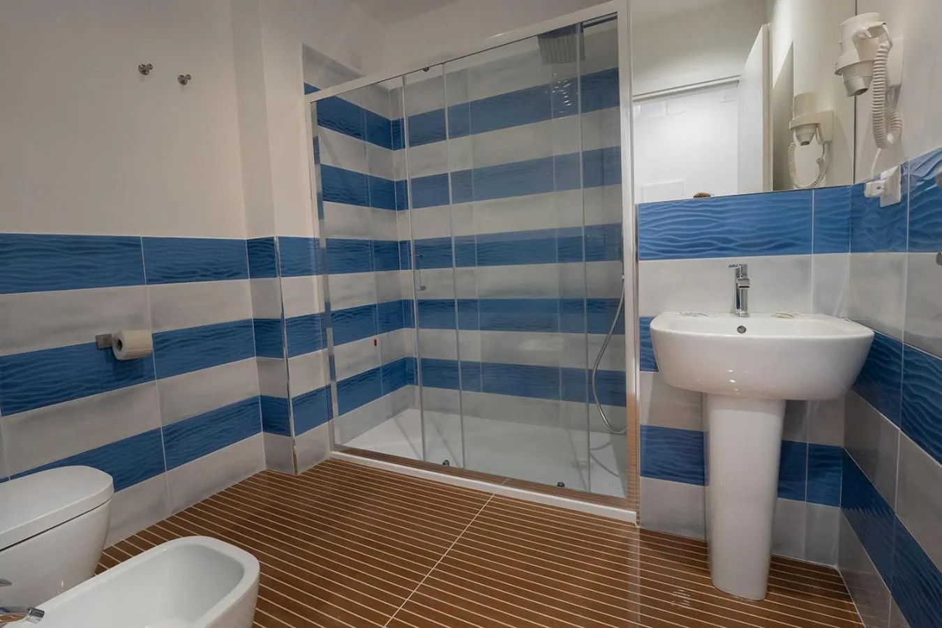 Bathroom in P.C. Boutique H. Vesuvius, Napoli Centro, by ClaPa Group