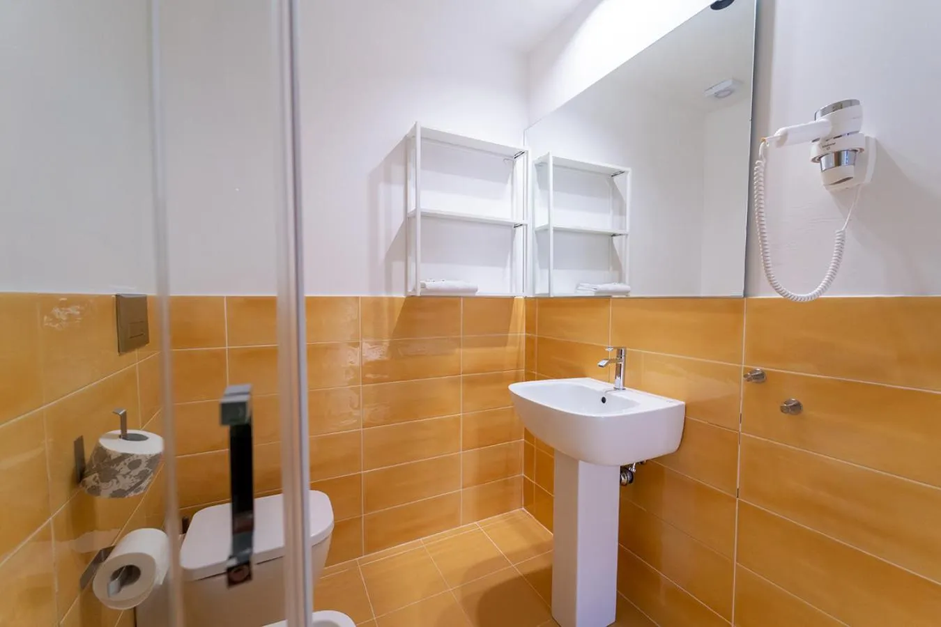 Shower in P.C. Boutique H. Vesuvius, Napoli Centro, by ClaPa Group