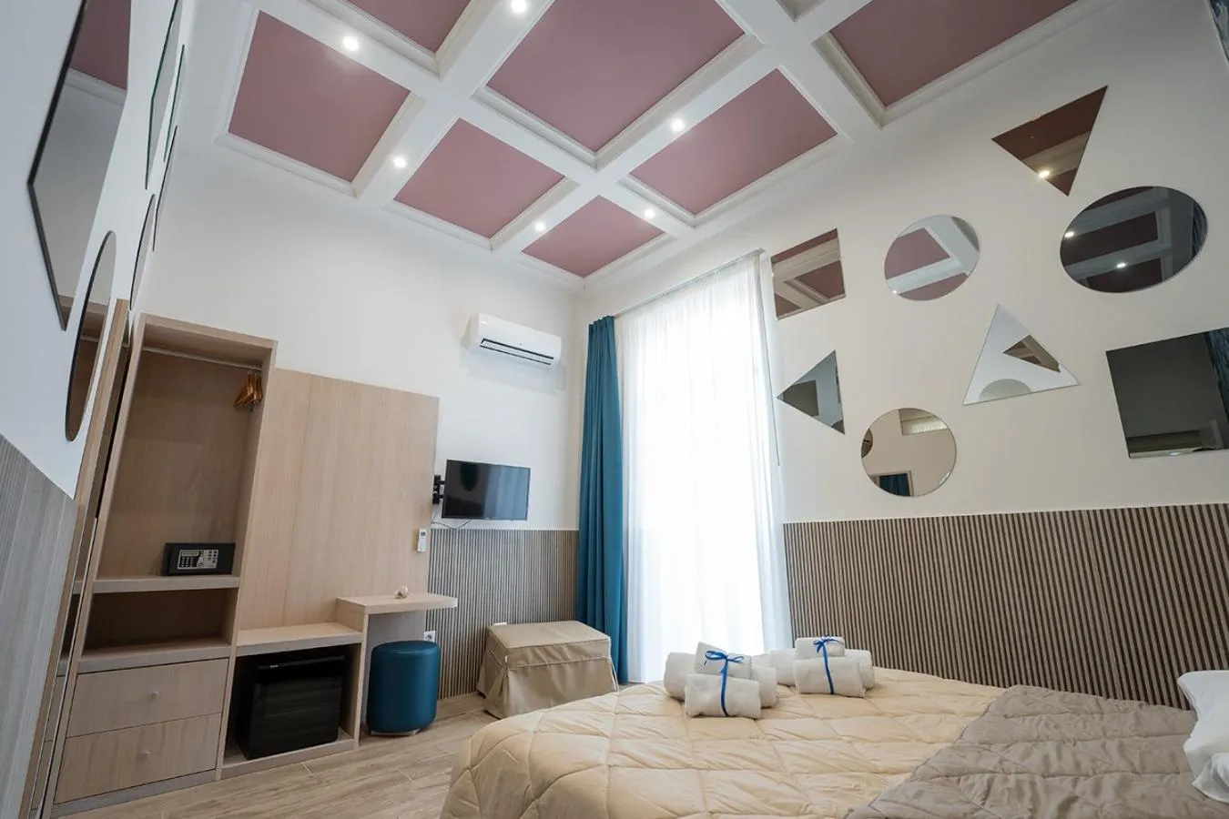 Photo of the whole room, Bed in P.C. Boutique H. Vesuvius, Napoli Centro, by ClaPa Group