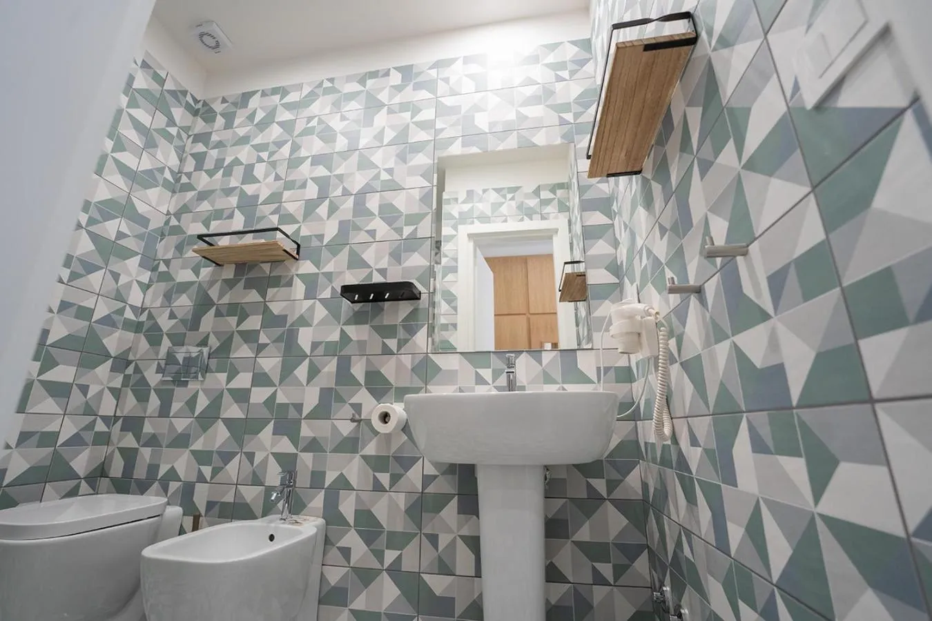 Shower in P.C. Boutique H. Vesuvius, Napoli Centro, by ClaPa Group