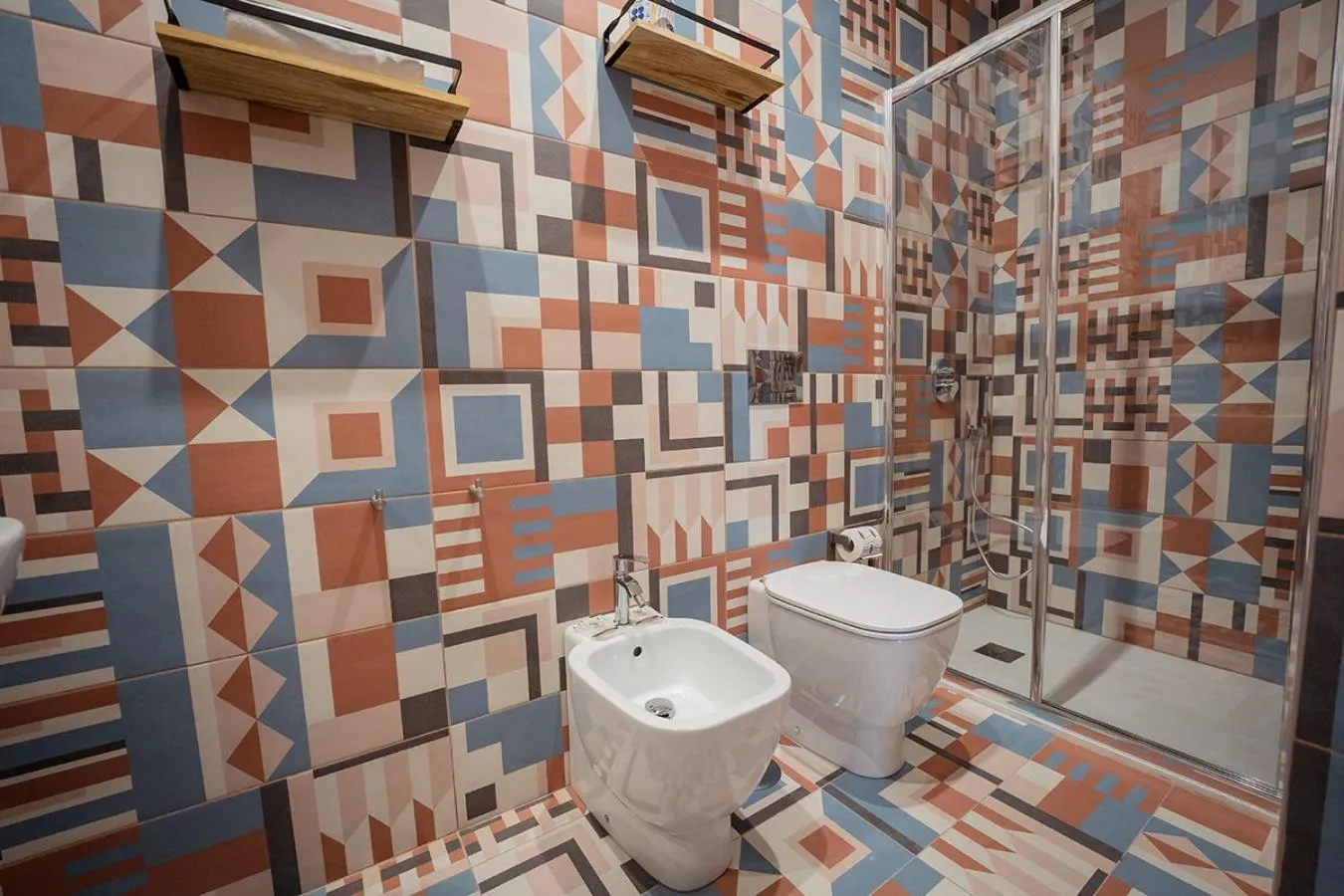 Shower in P.C. Boutique H. Vesuvius, Napoli Centro, by ClaPa Group