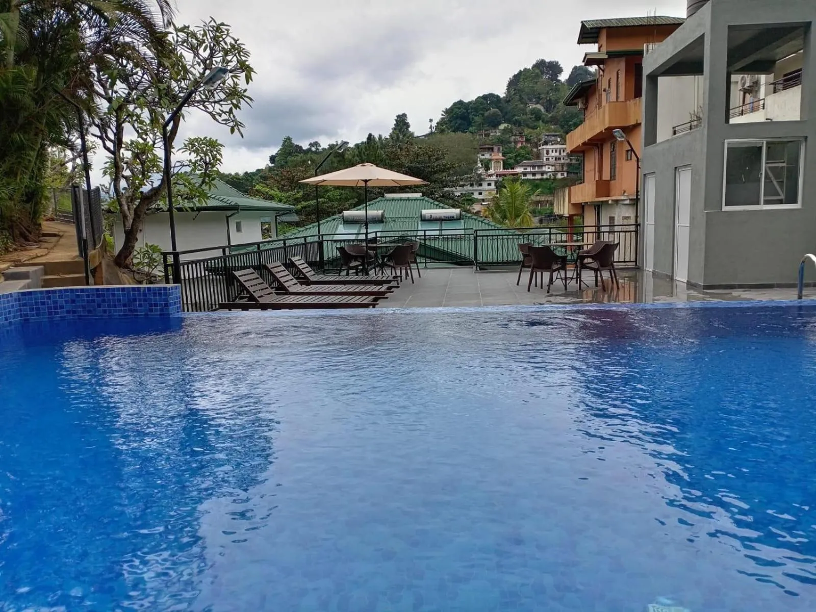 Swimming pool in Hotel Travellers Nest Kandy