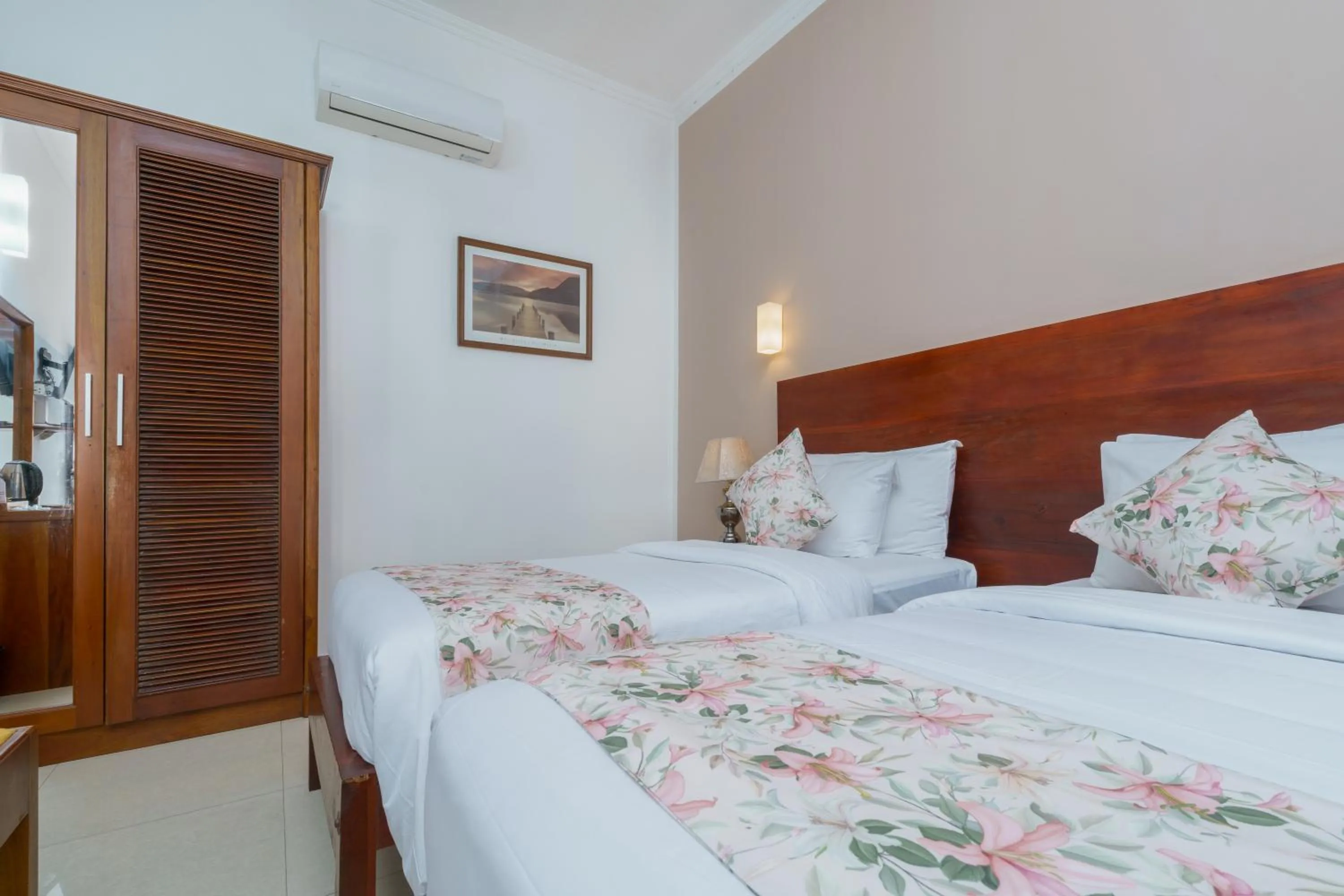 Photo of the whole room, Bed in Hotel Travellers Nest Kandy