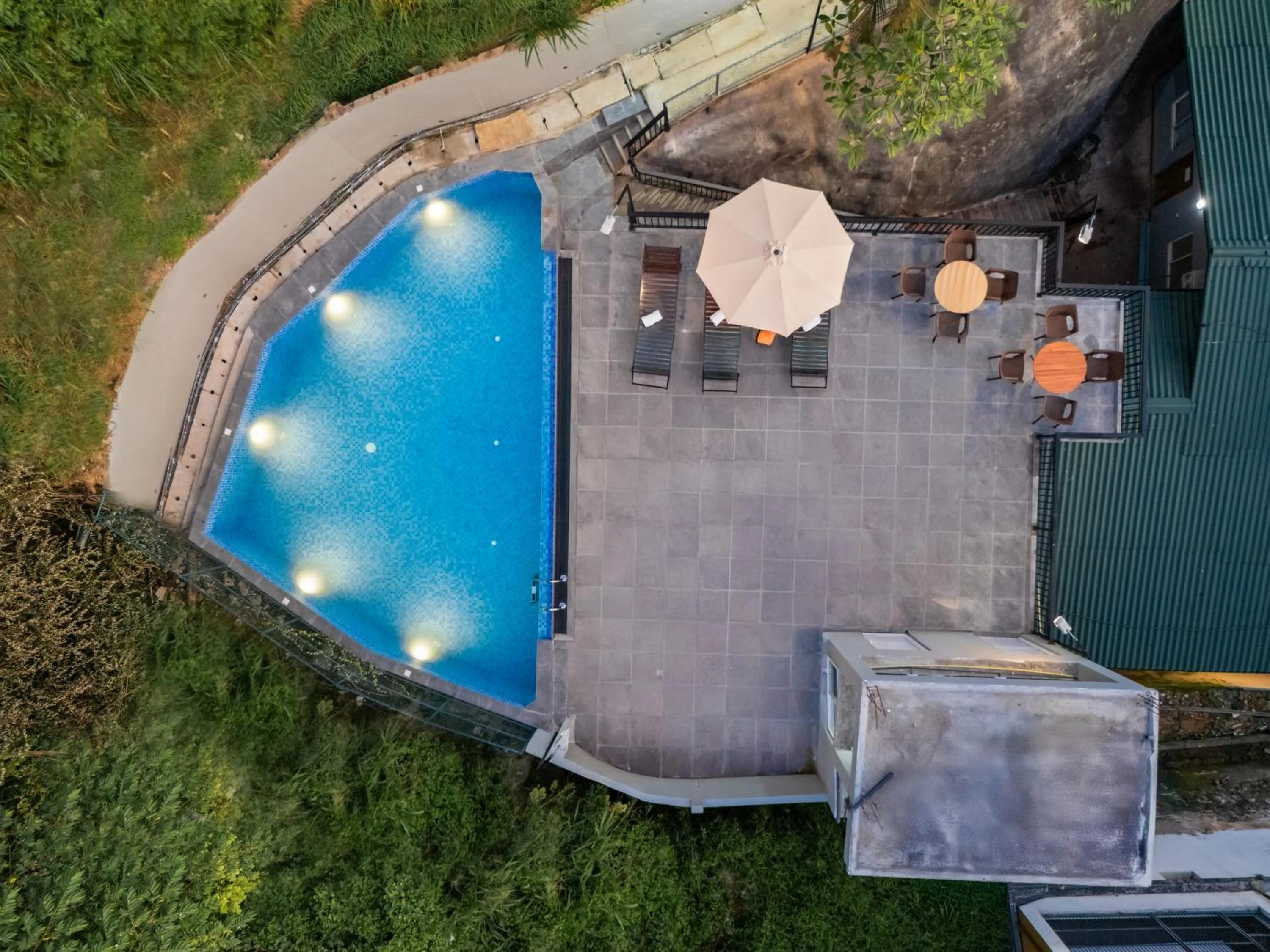 Pool view in Hotel Travellers Nest Kandy