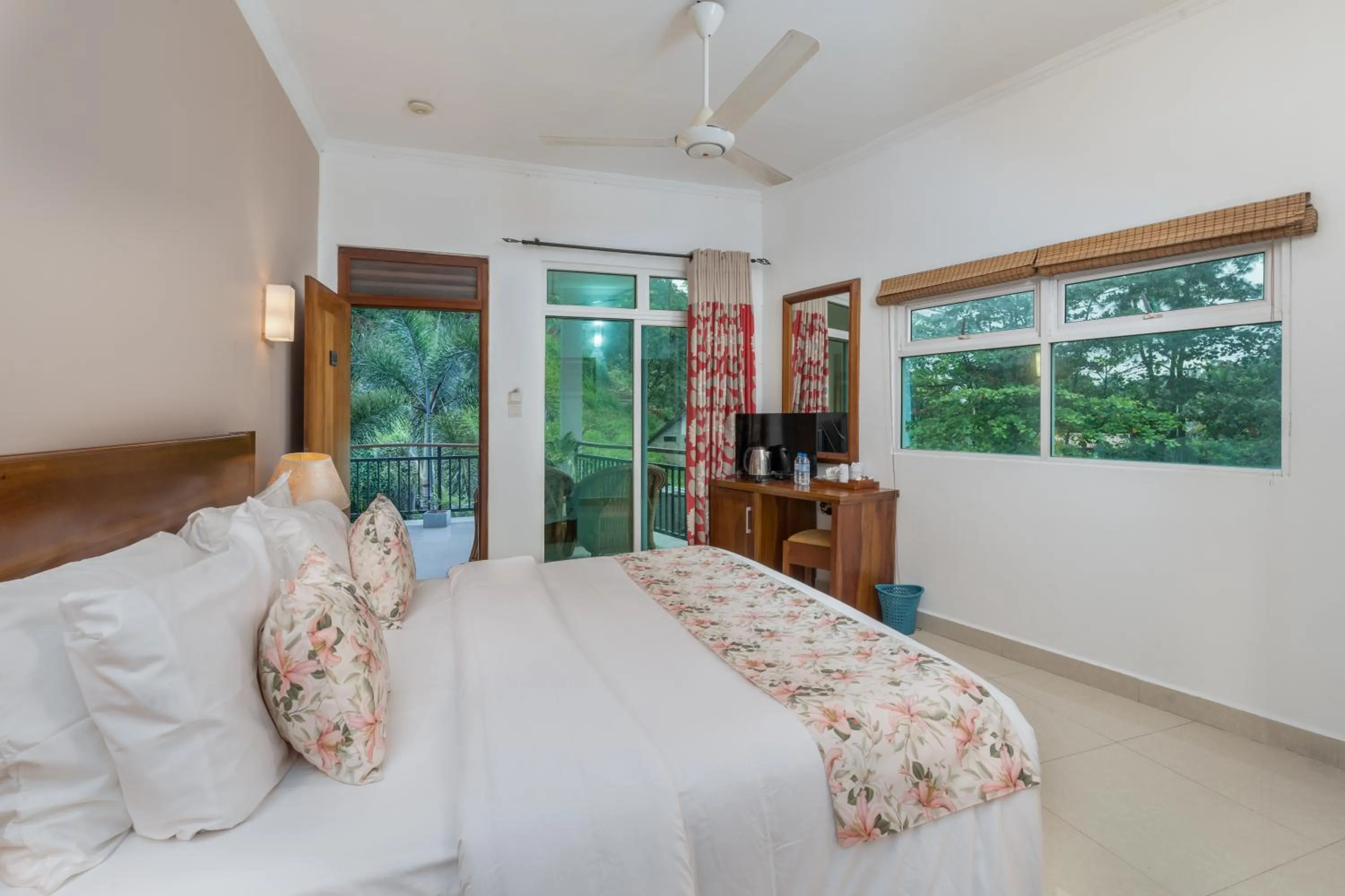 Photo of the whole room, Bed in Hotel Travellers Nest Kandy