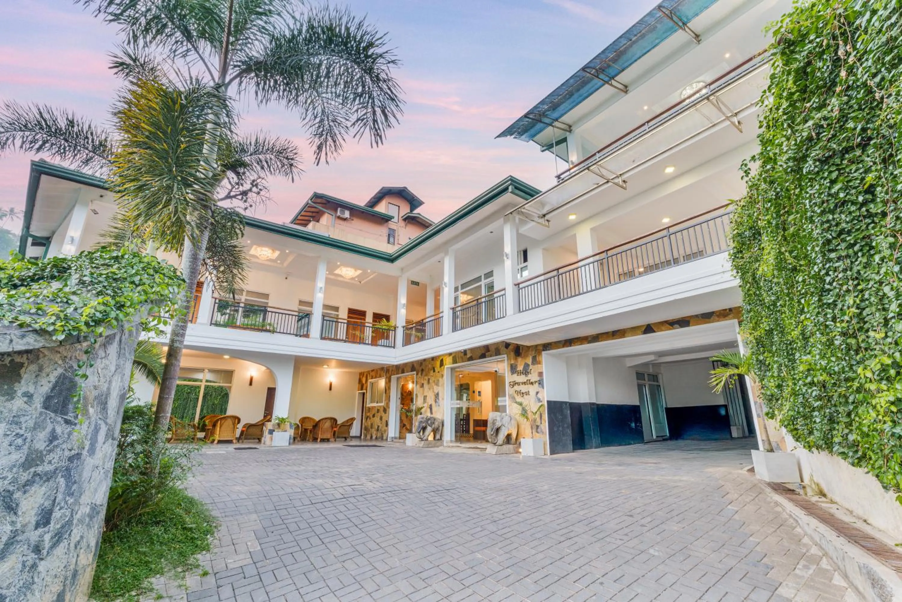 Property building in Hotel Travellers Nest Kandy