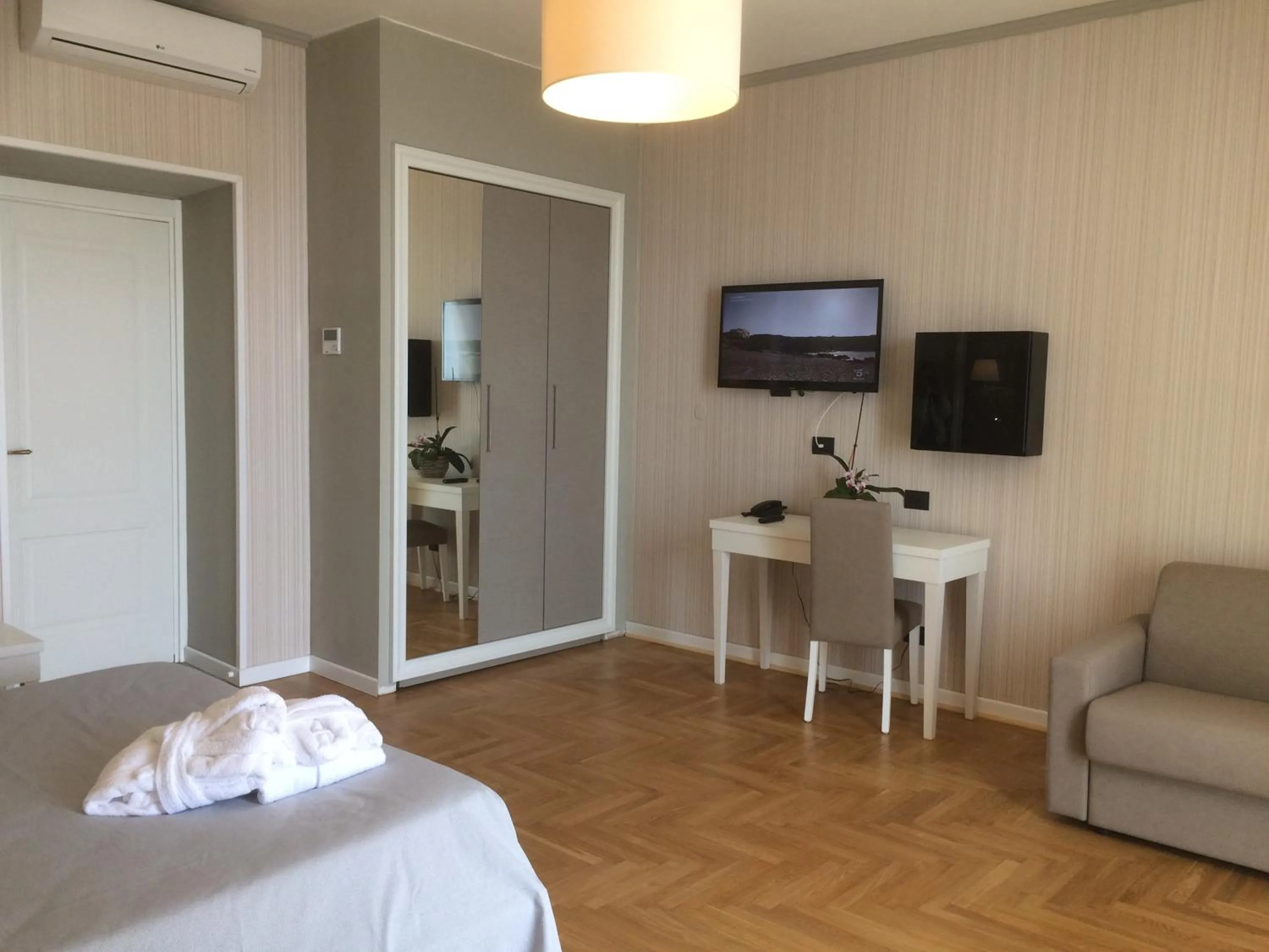 Seating area, Bed in Grand Hotel & des Anglais Spa