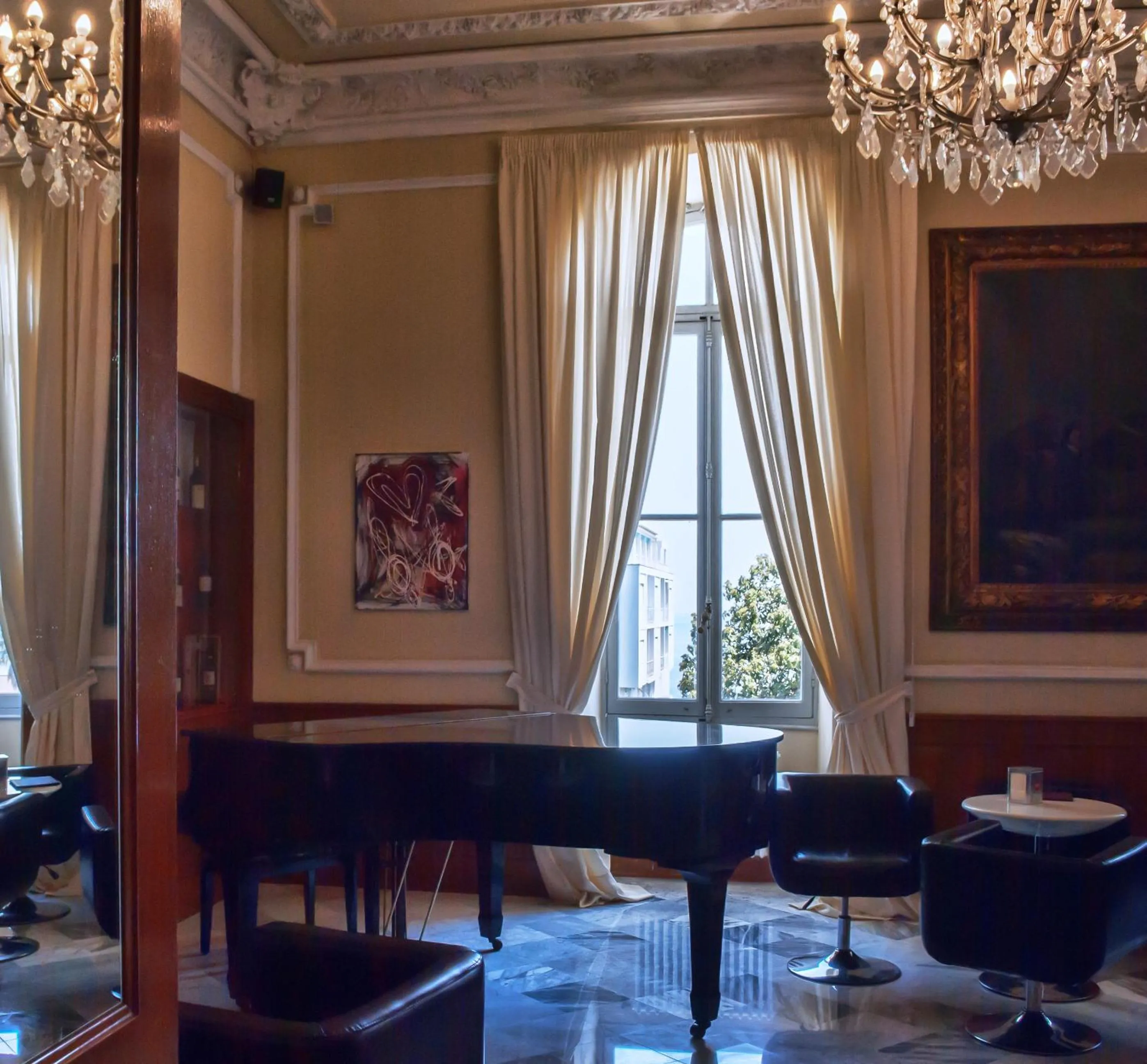 Communal lounge/ TV room in Grand Hotel & des Anglais Spa