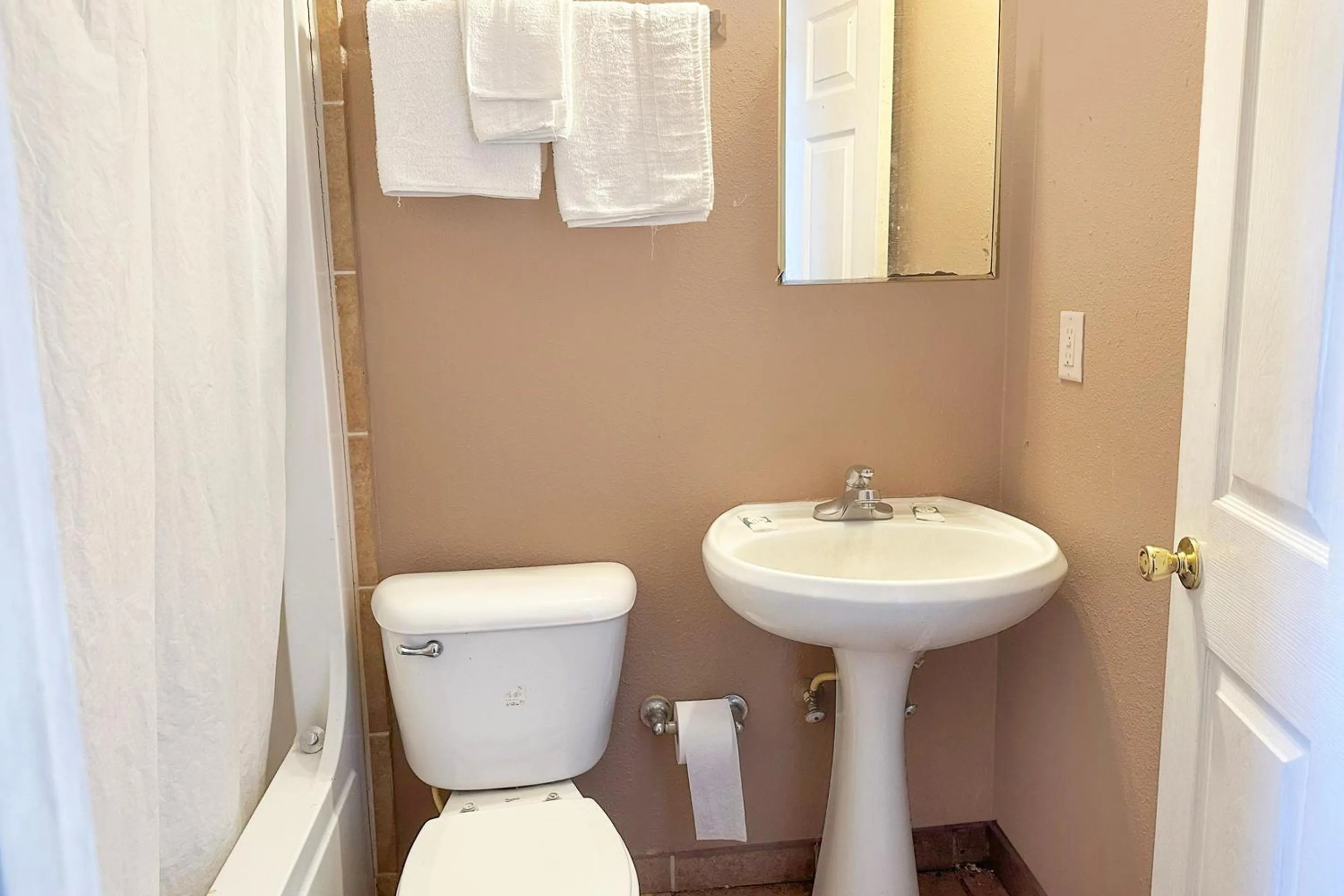 Bathroom in Sparta Seven Motel By OYO near Milledgeville