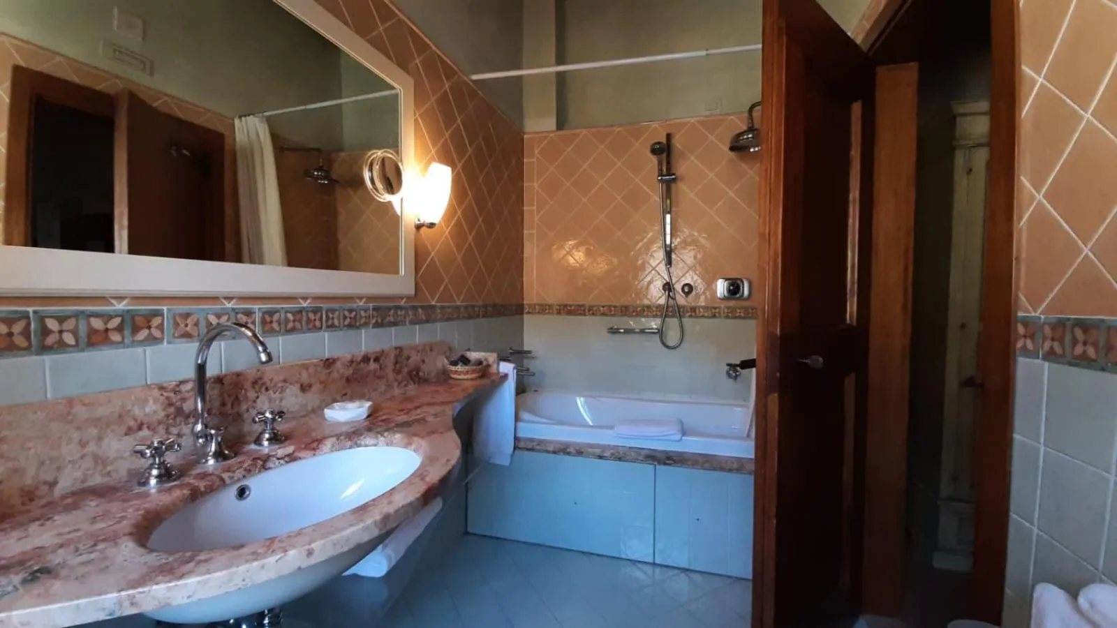 Hot Tub in San Pietro Sopra Le Acque Resort & Spa