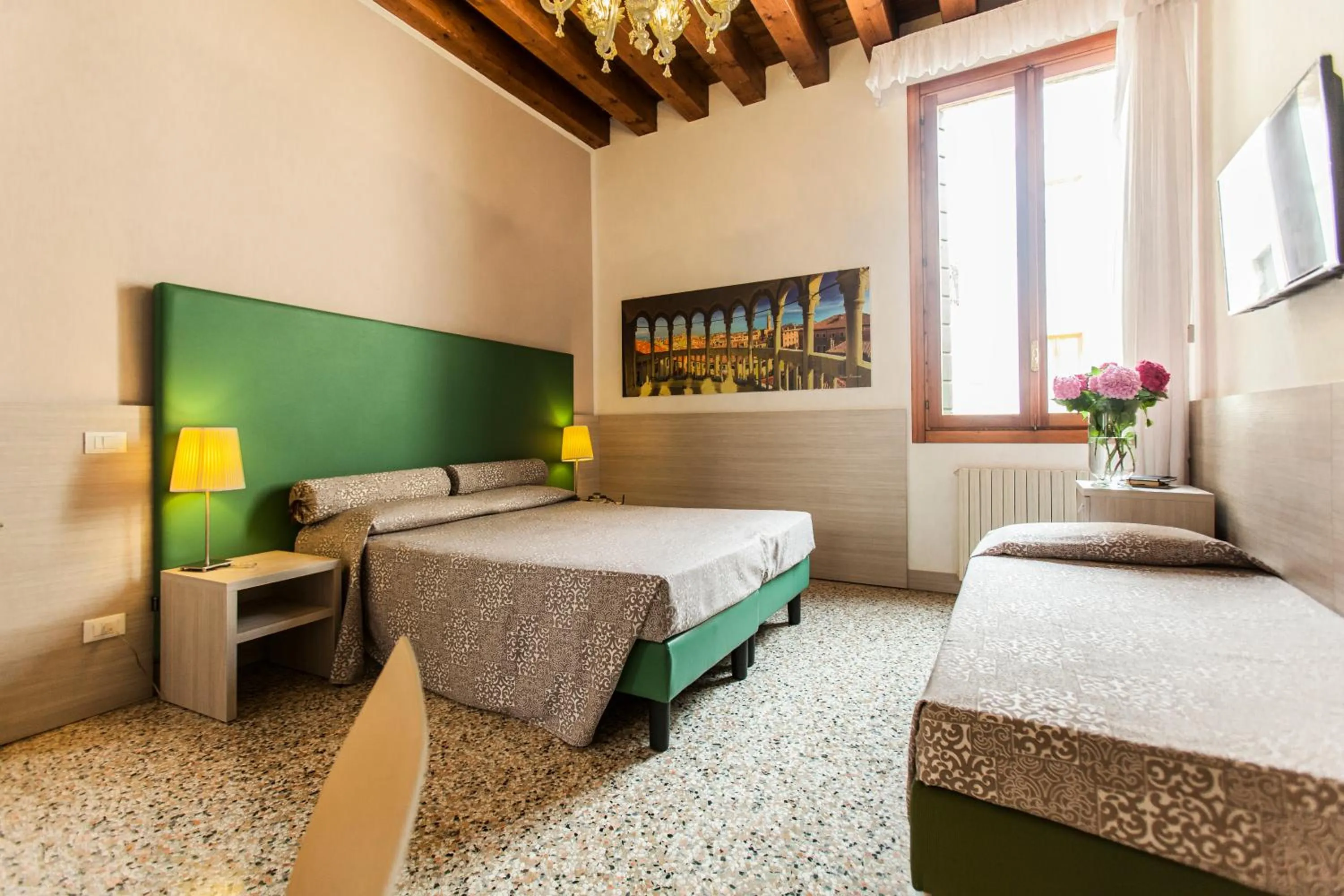 Photo of the whole room, Bed in Foresteria Levi