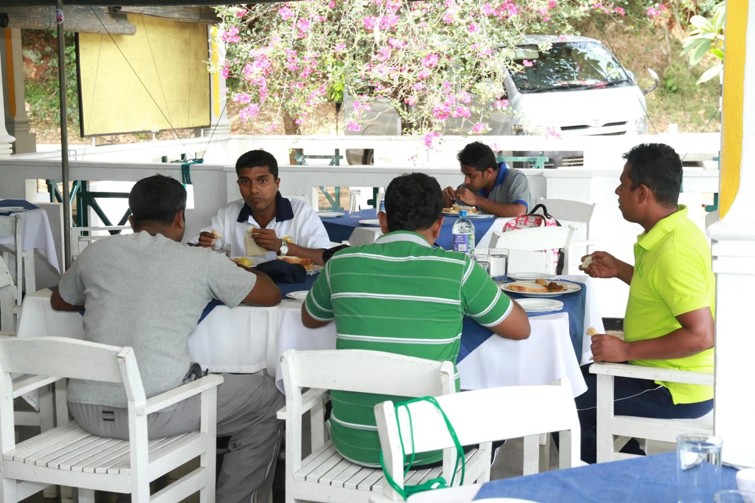 Restaurant/places to eat in River Garden Resort