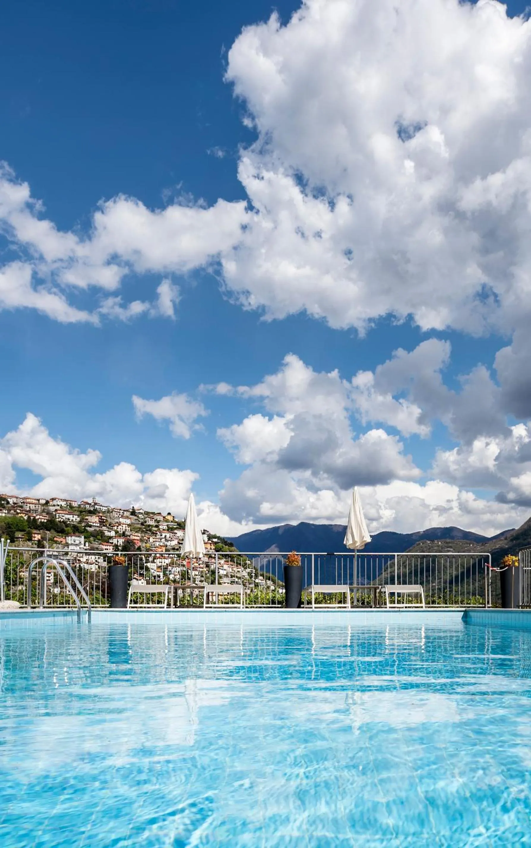 Swimming pool in Hotel Asnigo