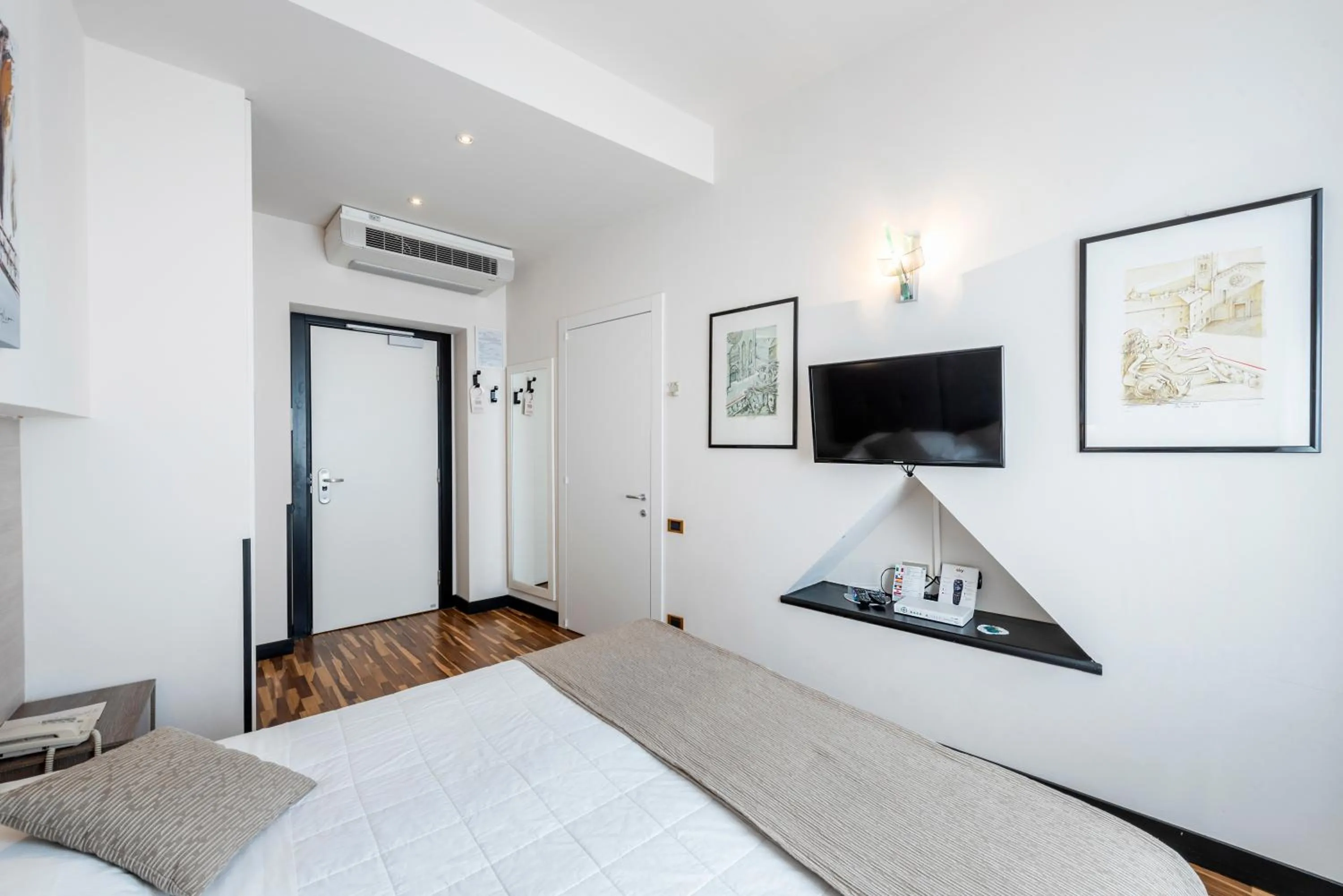 Photo of the whole room, Bed in Hotel Asnigo