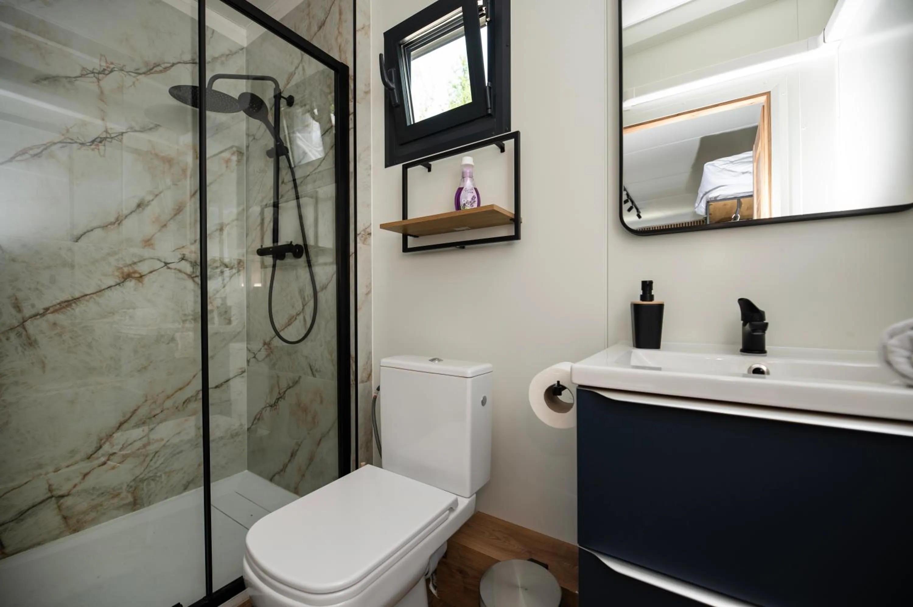 Shower in City Place Noclegi